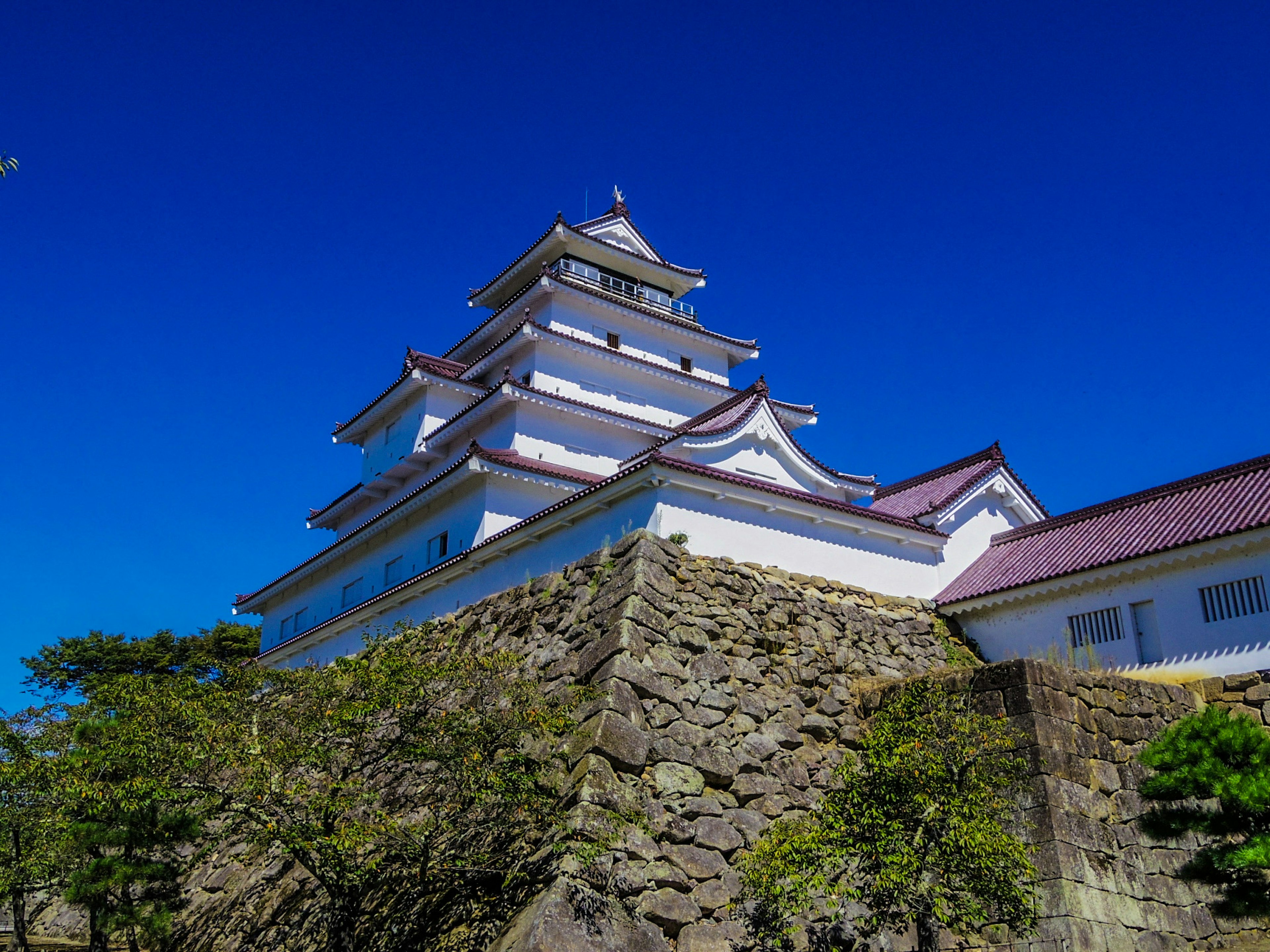 Historisches Gebäude mit weißen Wänden und blauem Himmel im Hintergrund