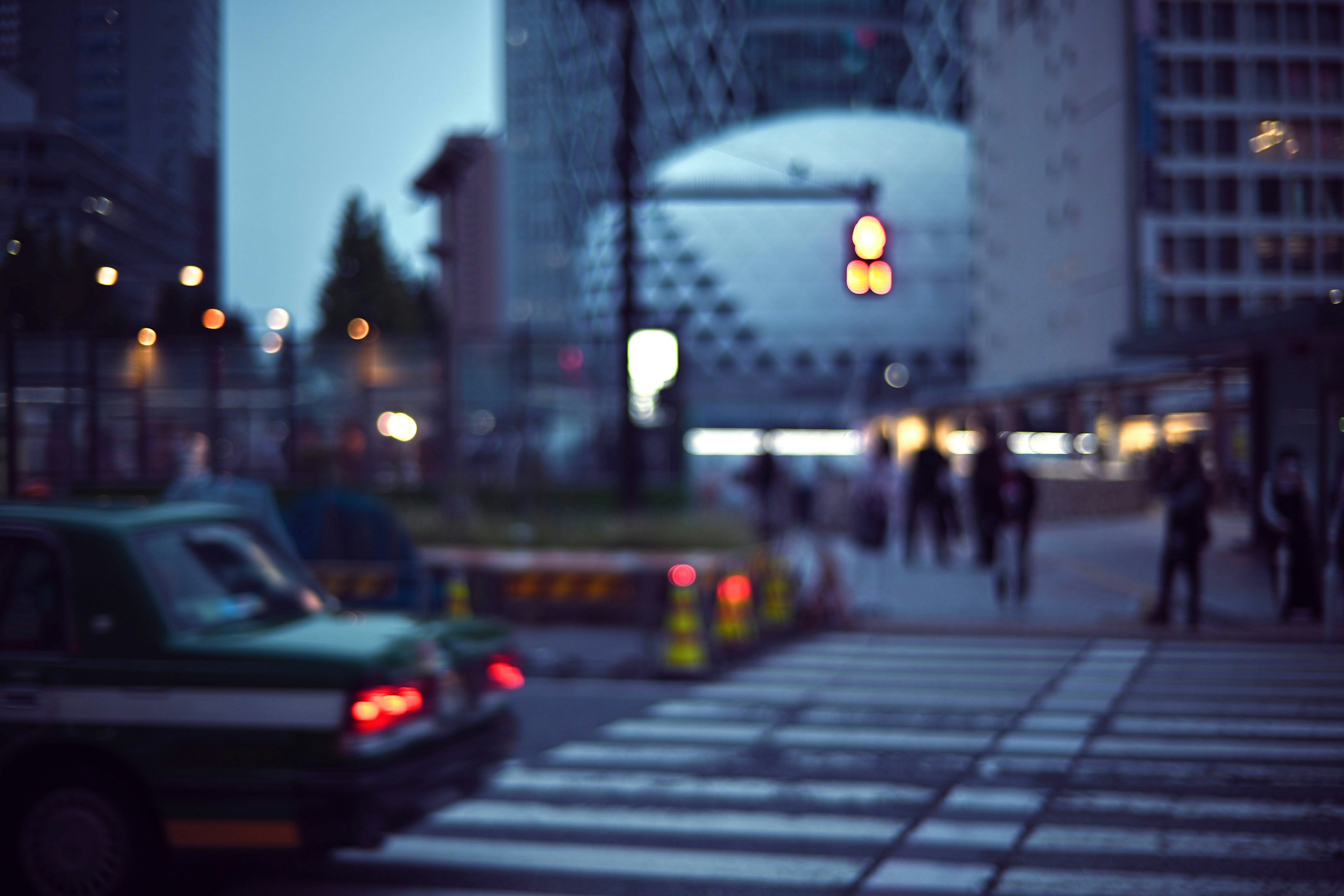 模糊的城市景觀，計程車和過馬路的人們