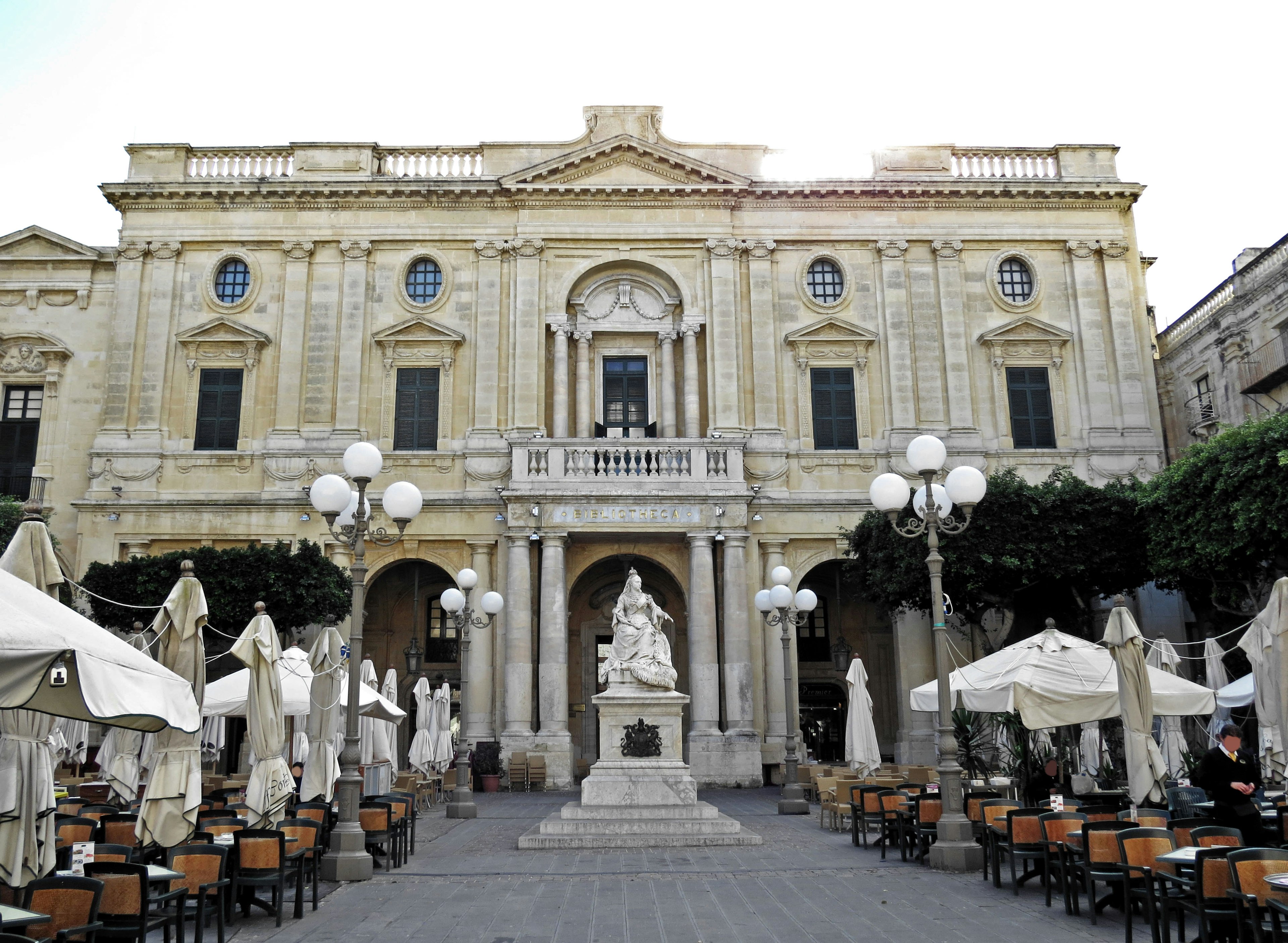 Edificio storico con statua centrale in una piazza