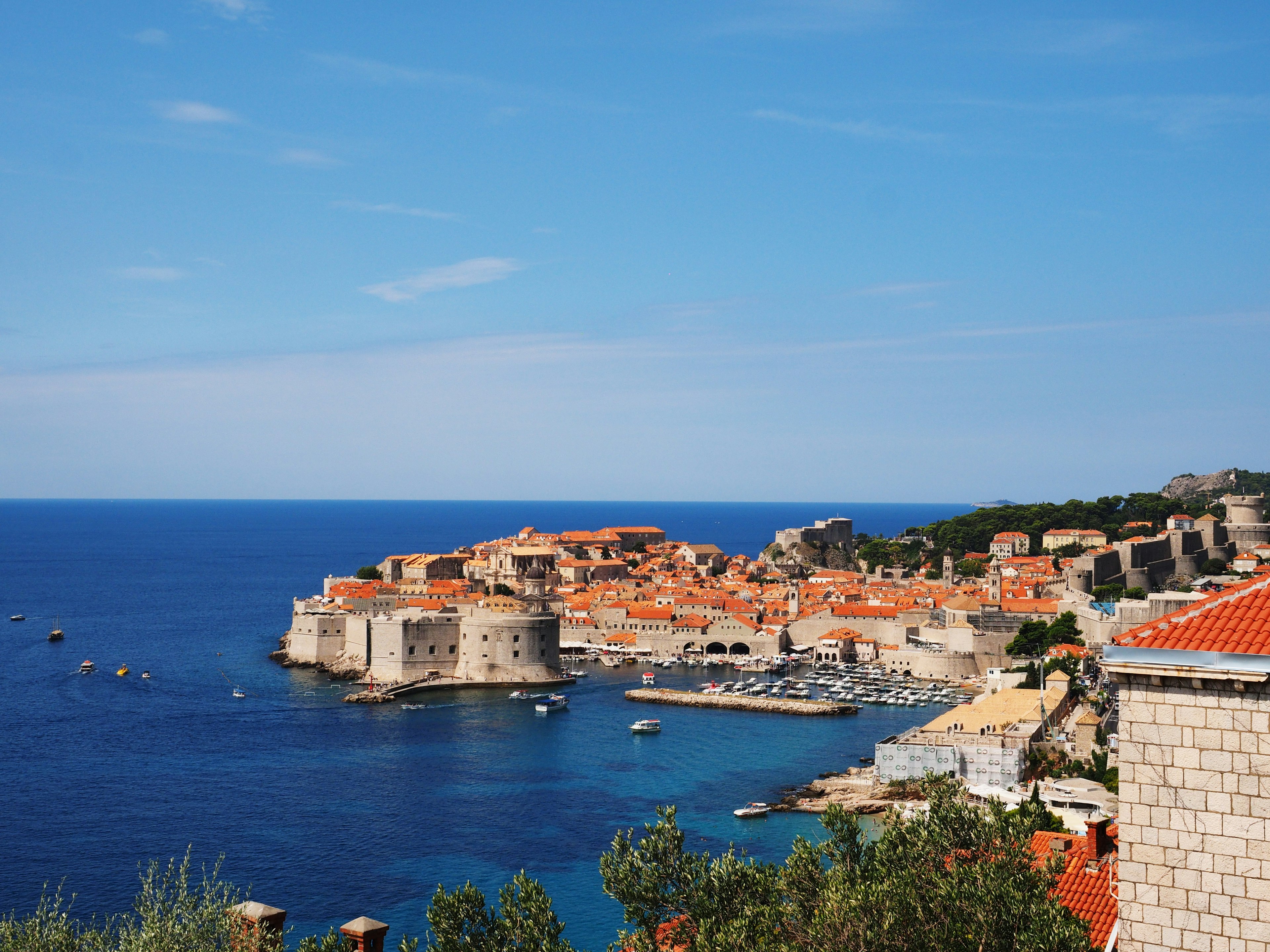 Vista panoramica di Dubrovnik con mare blu e architettura storica