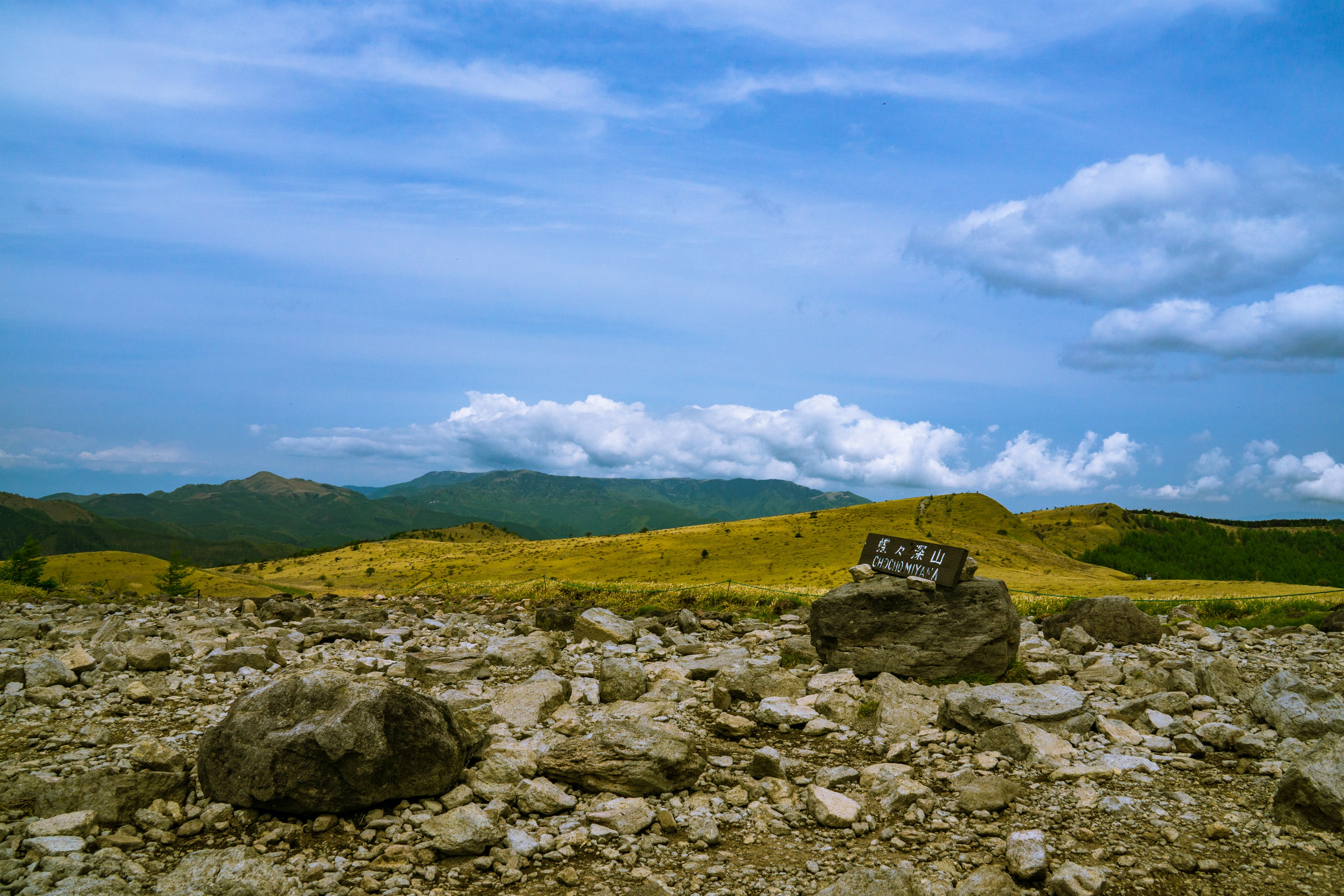 Un vecchio camion su un paesaggio roccioso con colline e cielo blu