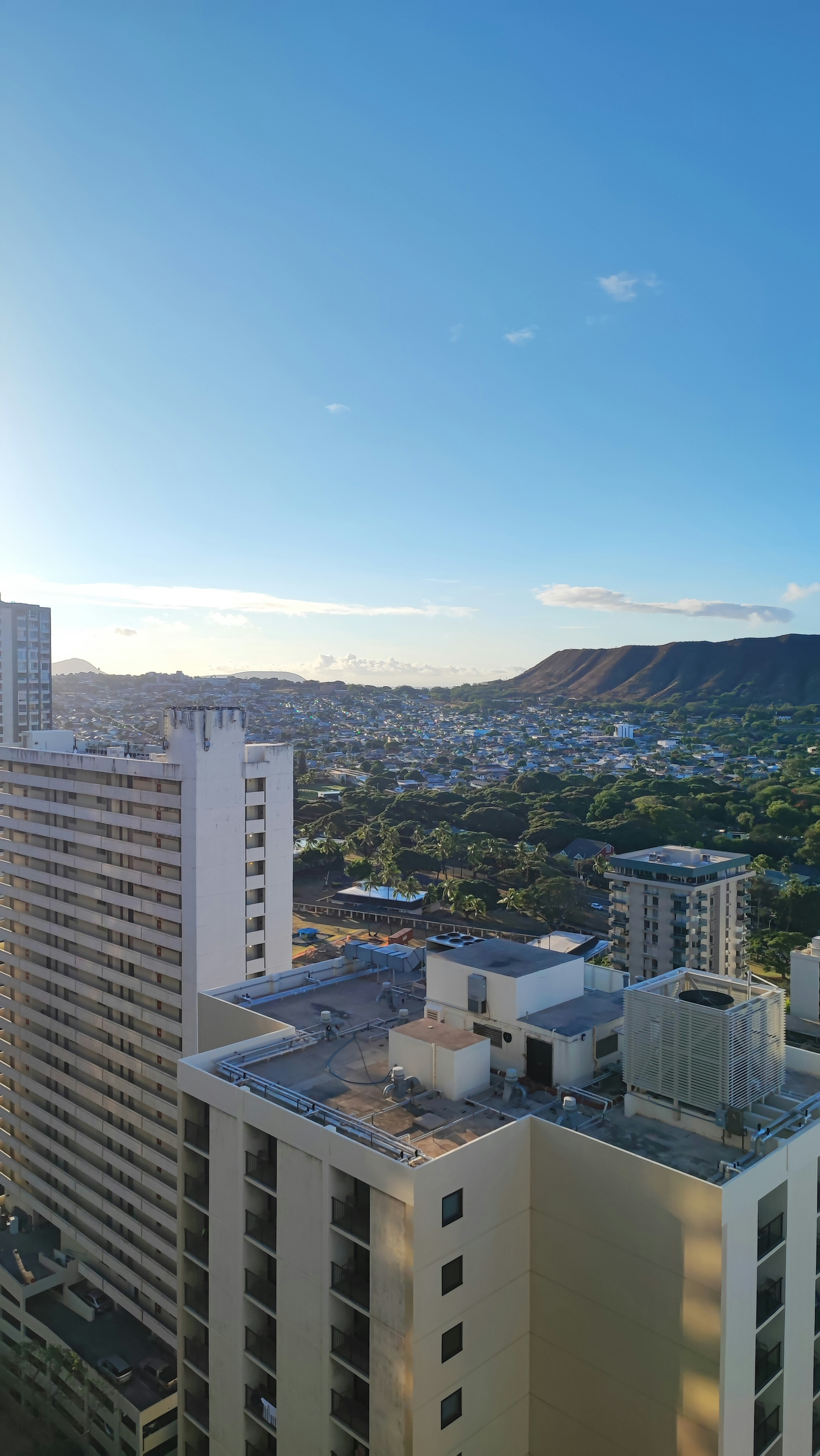 Vue de Honolulu depuis un immeuble en hauteur ciel bleu et silhouette de Diamond Head