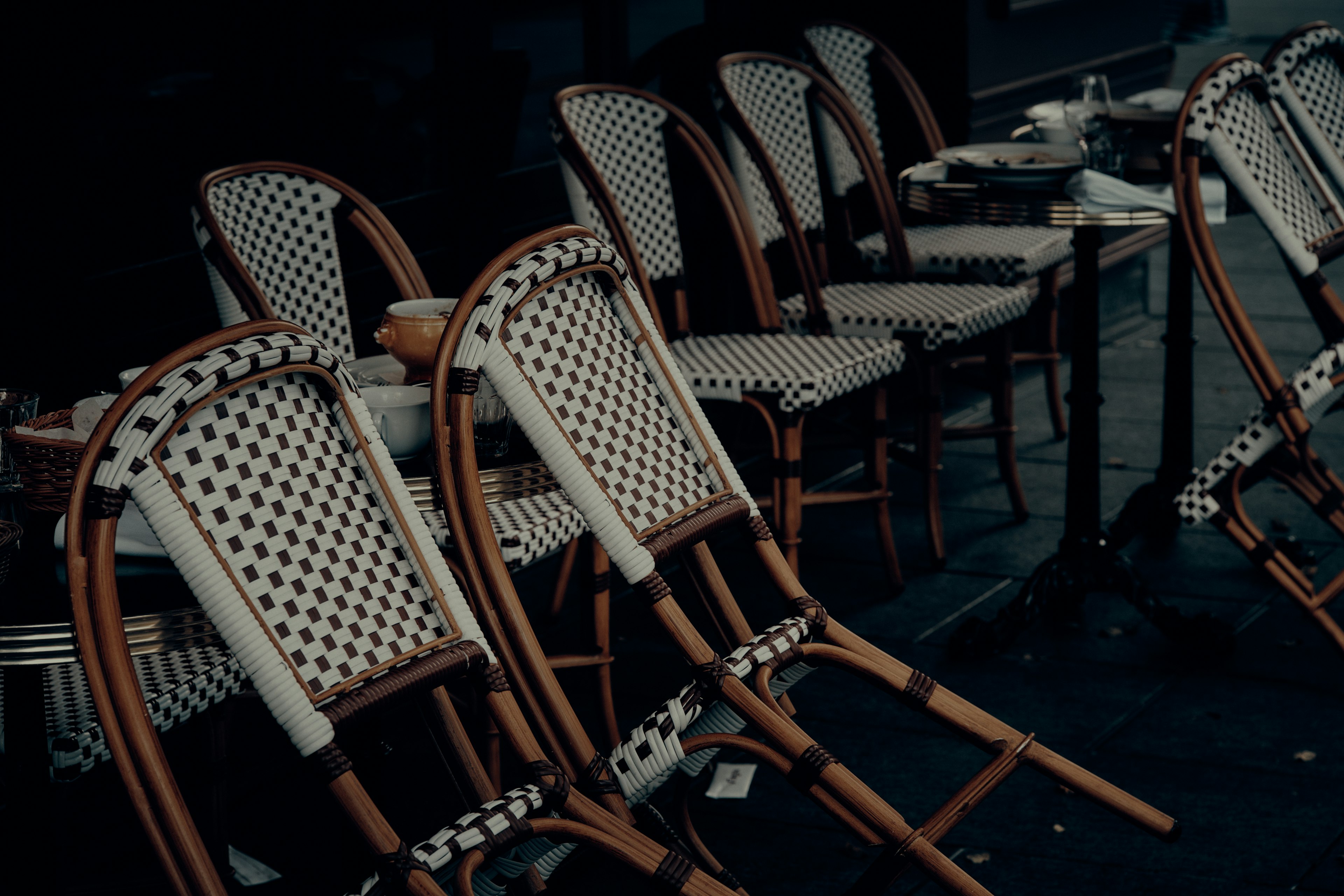 Chaises empilées sur une terrasse de café