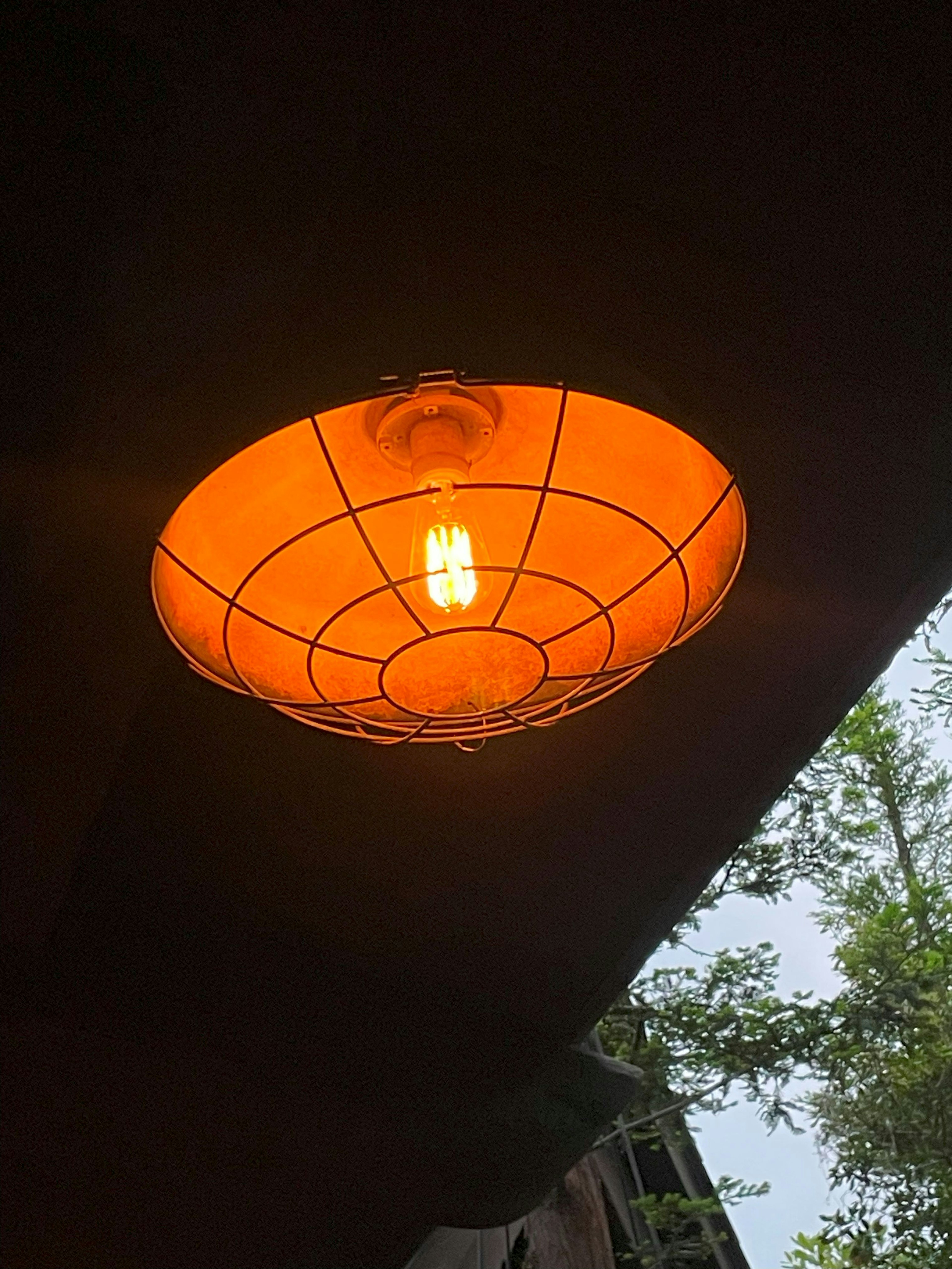 Lampu langit-langit oranye yang menggantung di atas