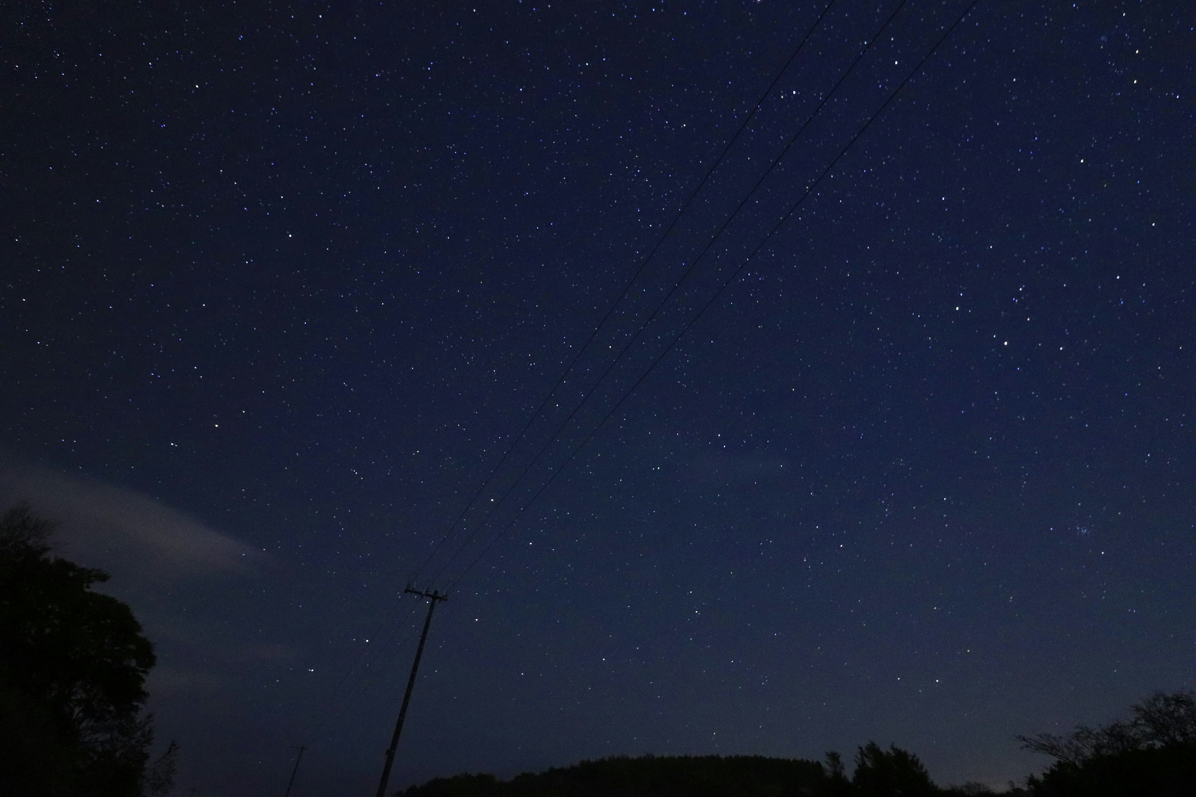 Belle vue des étoiles brillantes dans le ciel nocturne