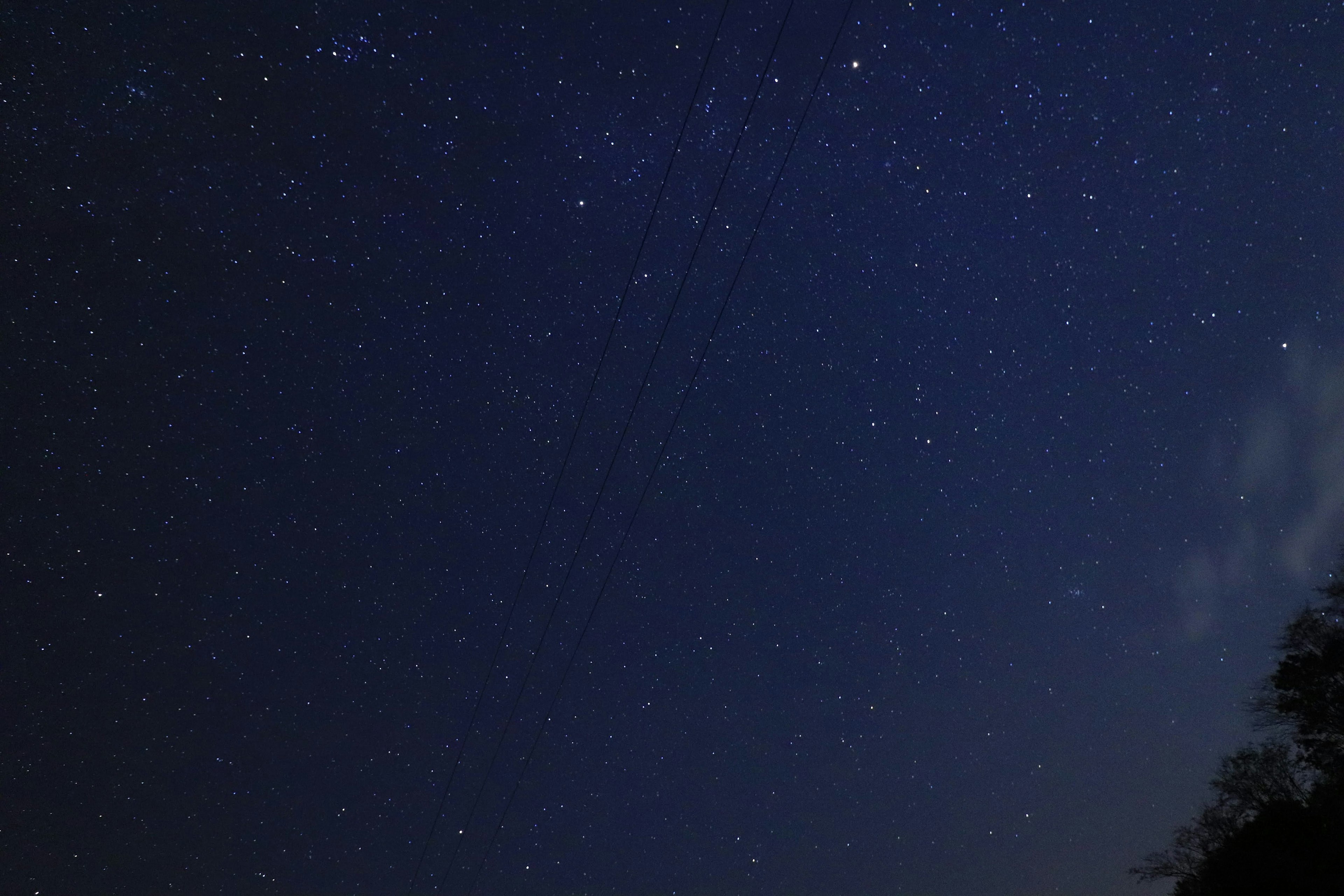 Cielo notturno pieno di innumerevoli stelle su uno sfondo scuro