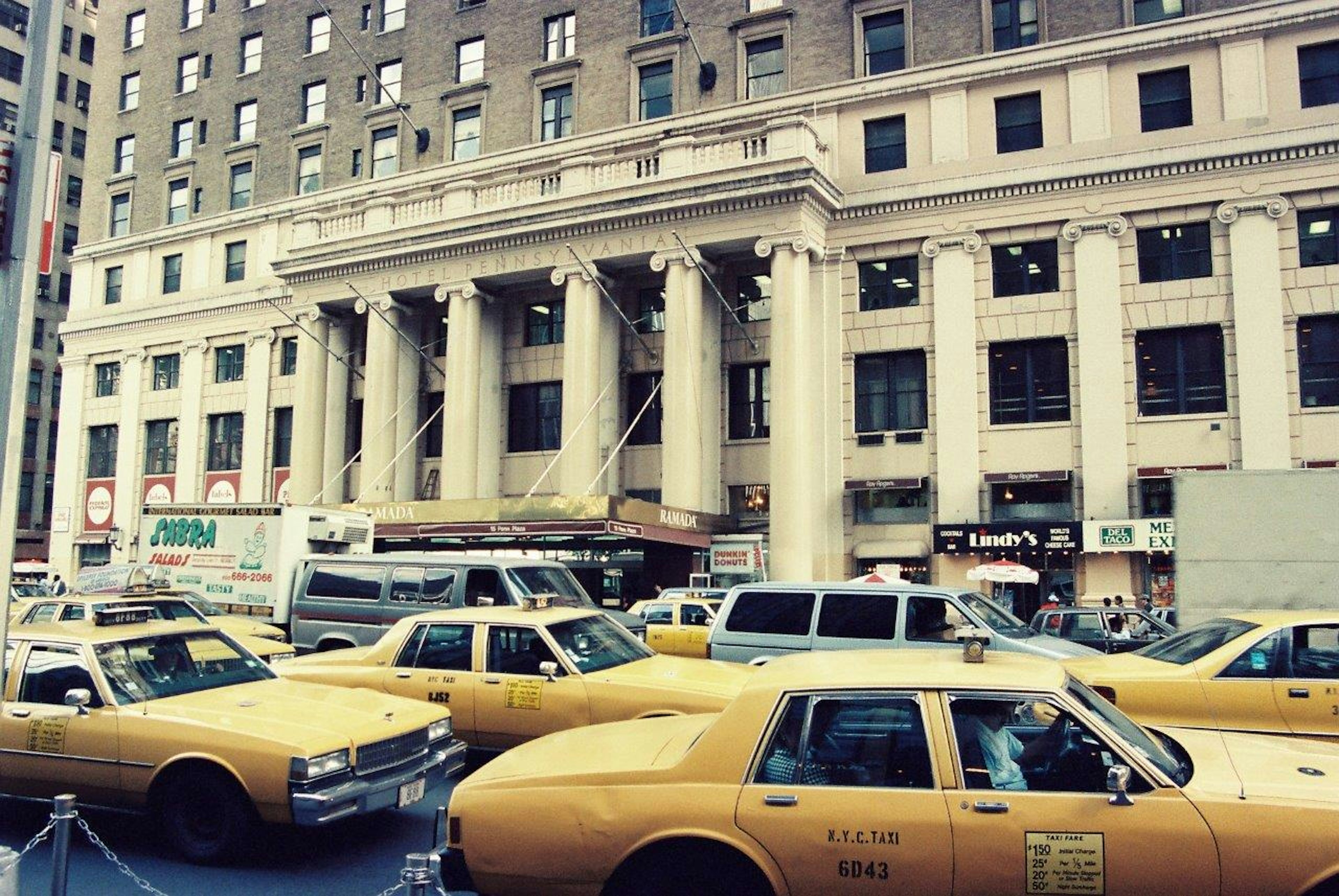 Scena di strada a New York con taxi gialli e edificio storico