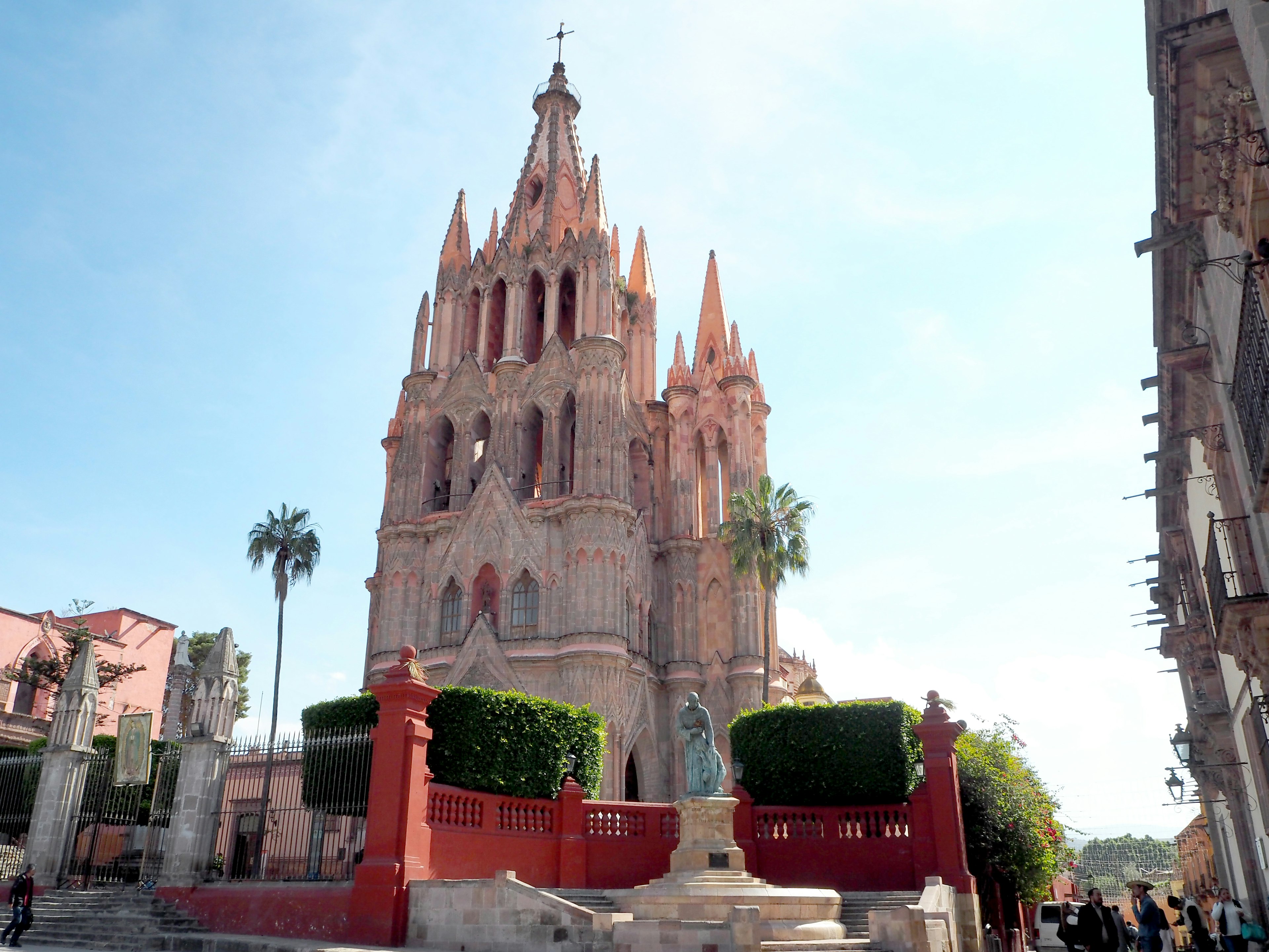 Beeindruckende Fassade der Kirche in San Miguel de Allende mit der umliegenden Landschaft