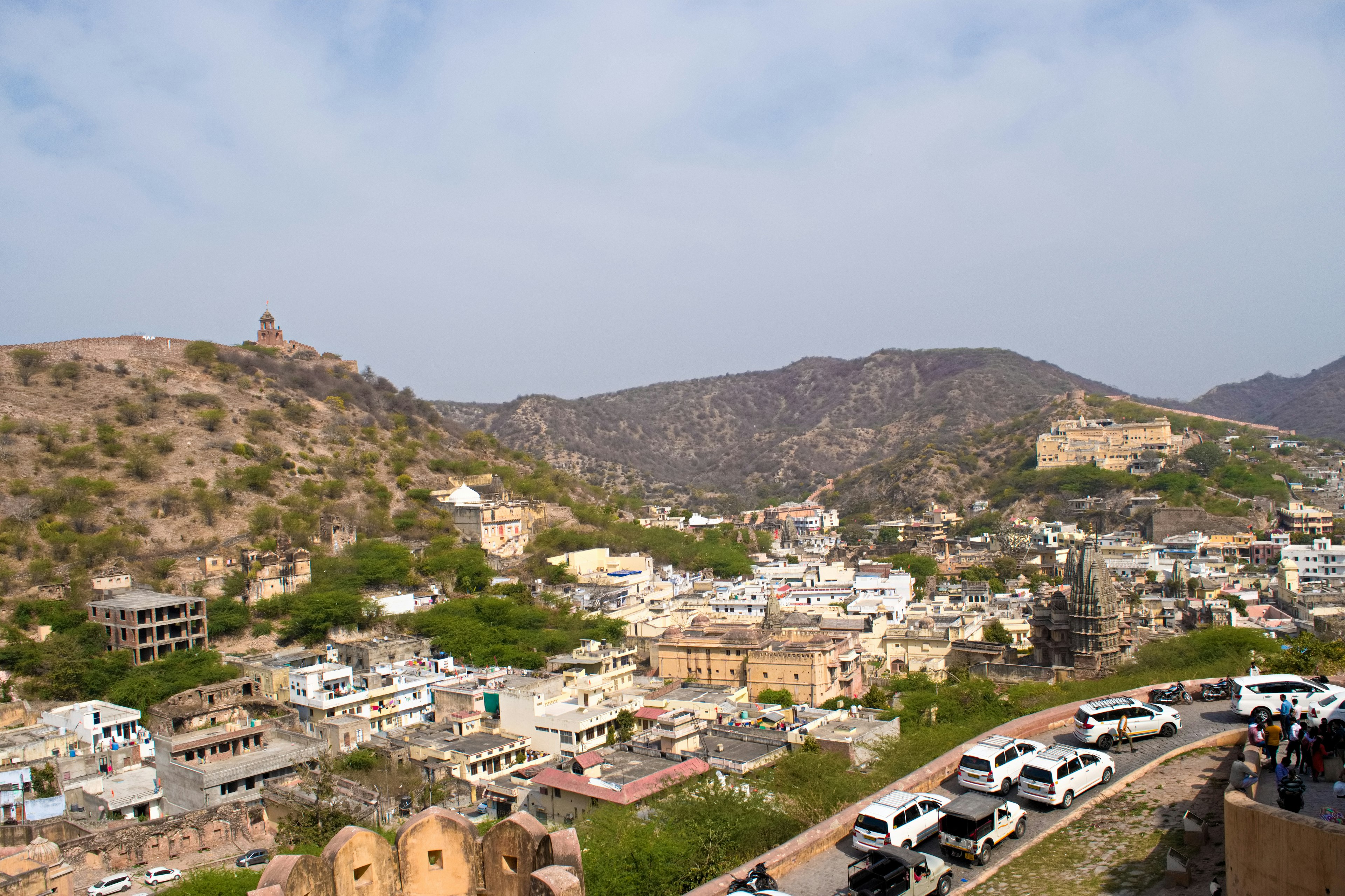 Vista panorámica de Rajasthan con colinas y arquitectura tradicional