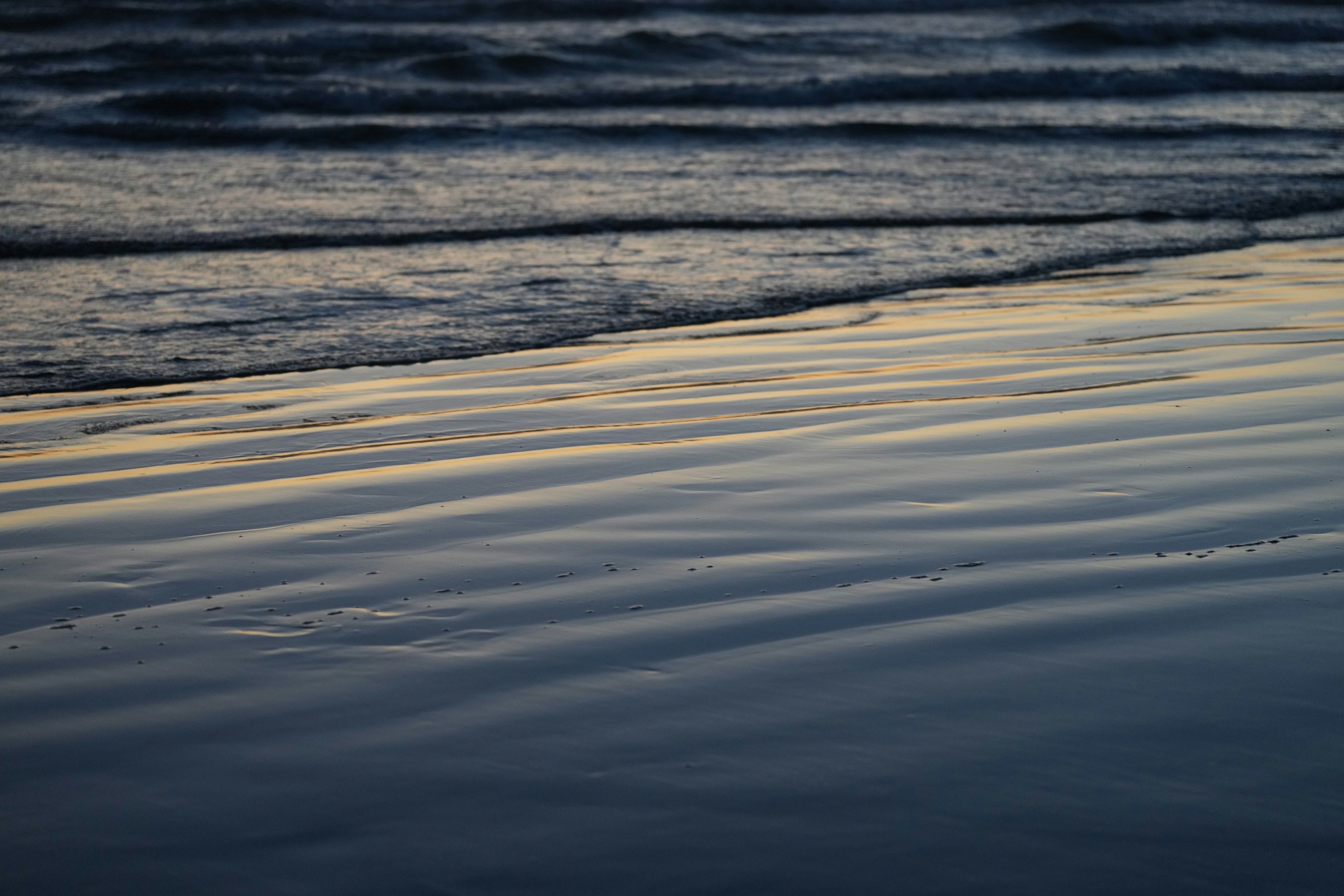 Vagues calmes de l'océan ondulant doucement à la surface de l'eau au crépuscule