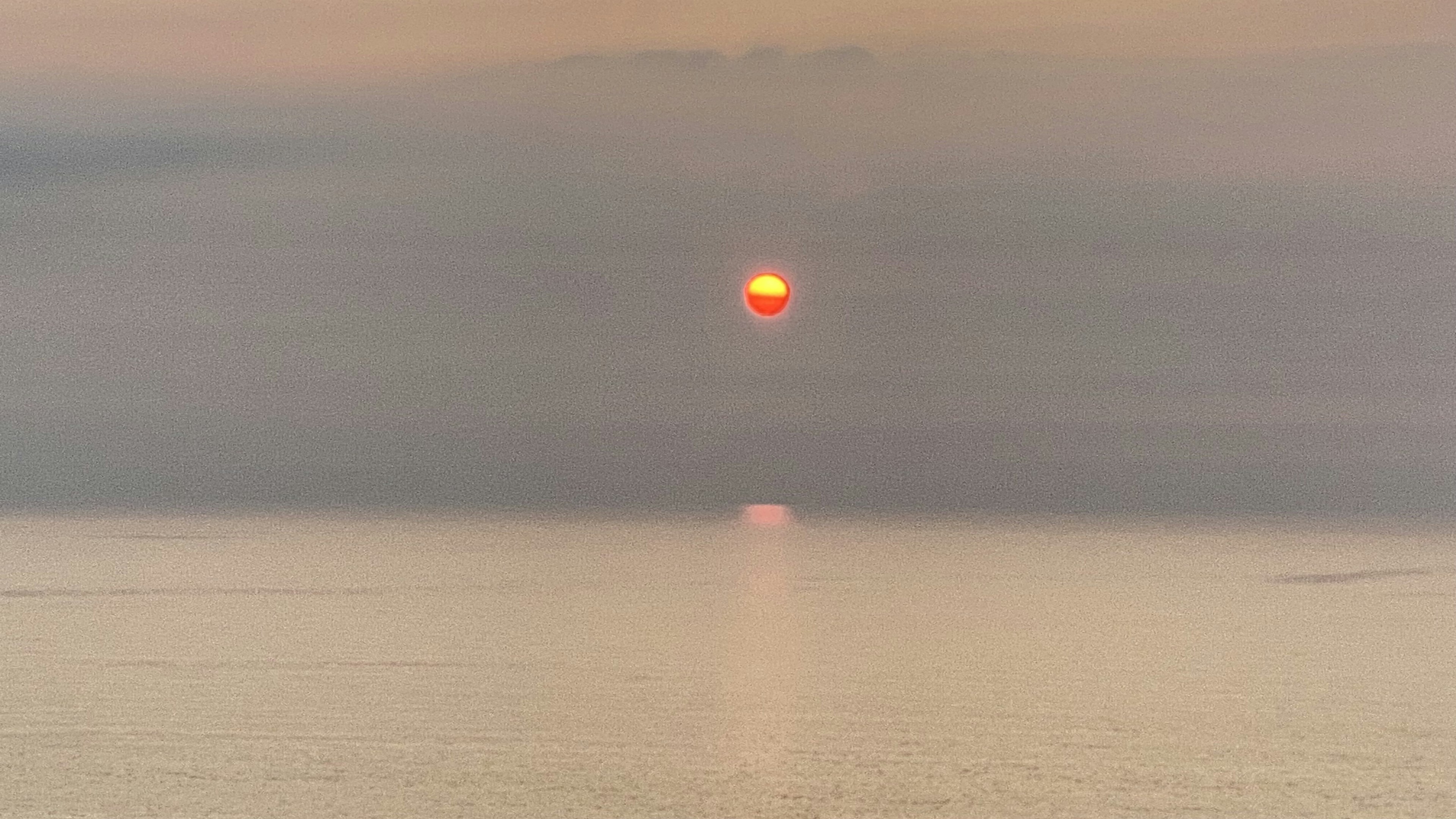 海の上に沈む夕日と穏やかな水面