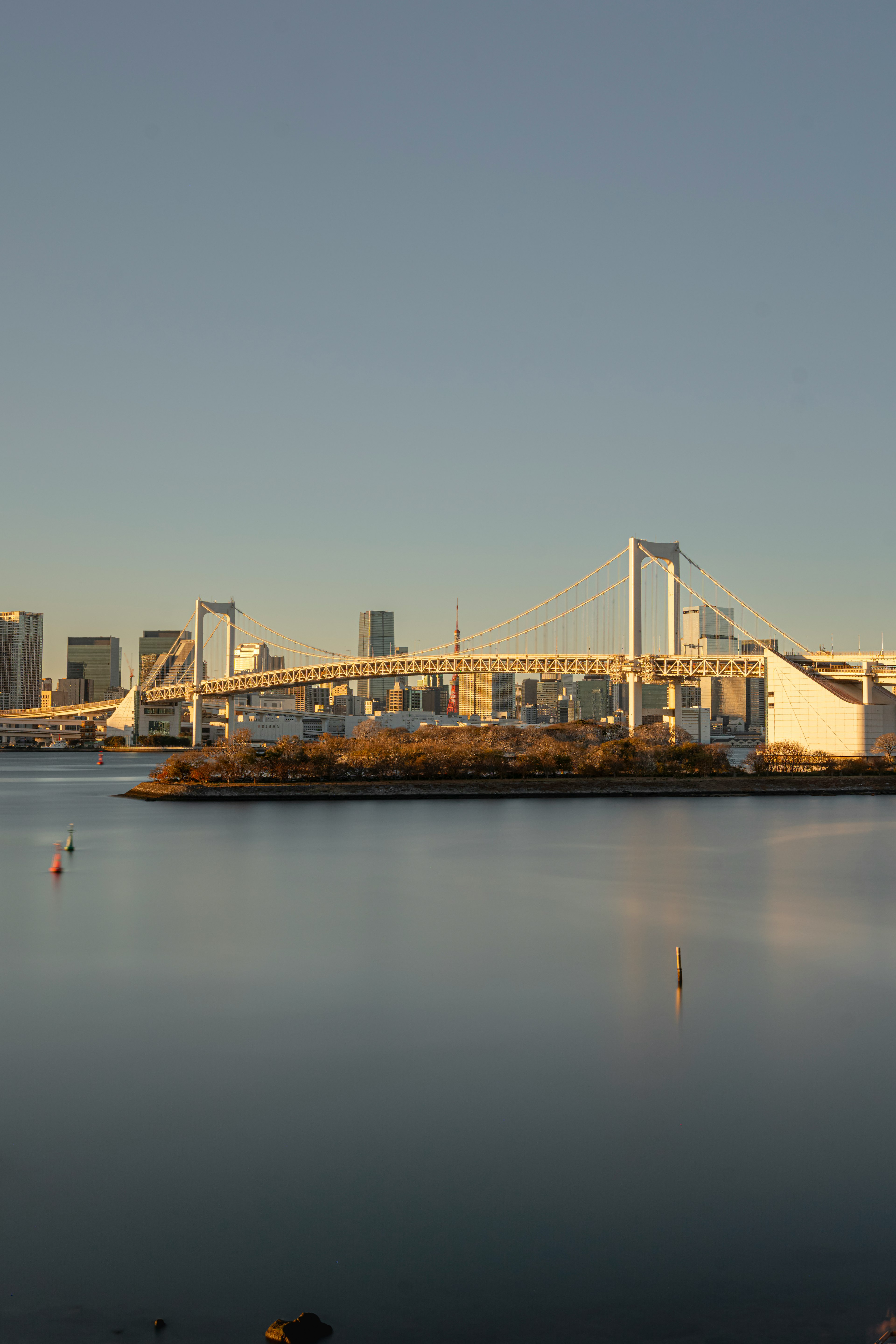 Vue calme de la baie de Tokyo avec le pont Rainbow