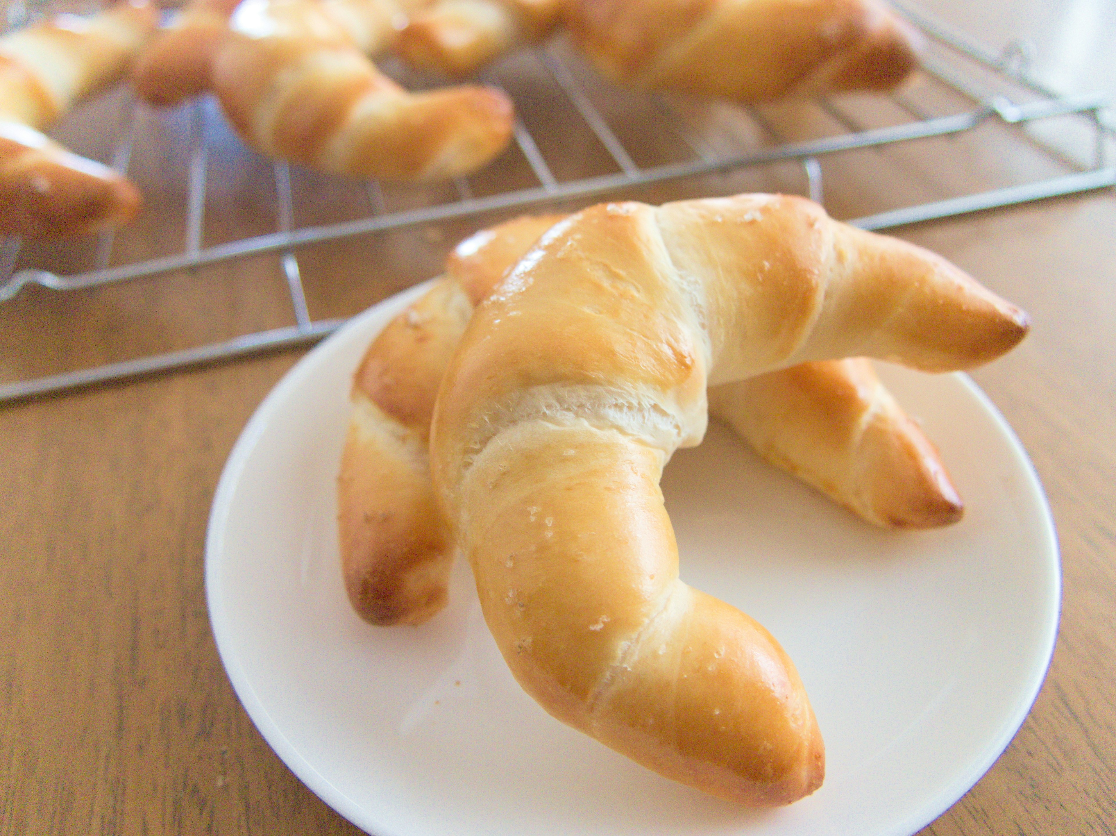 Croissant baru dipanggang di atas piring putih