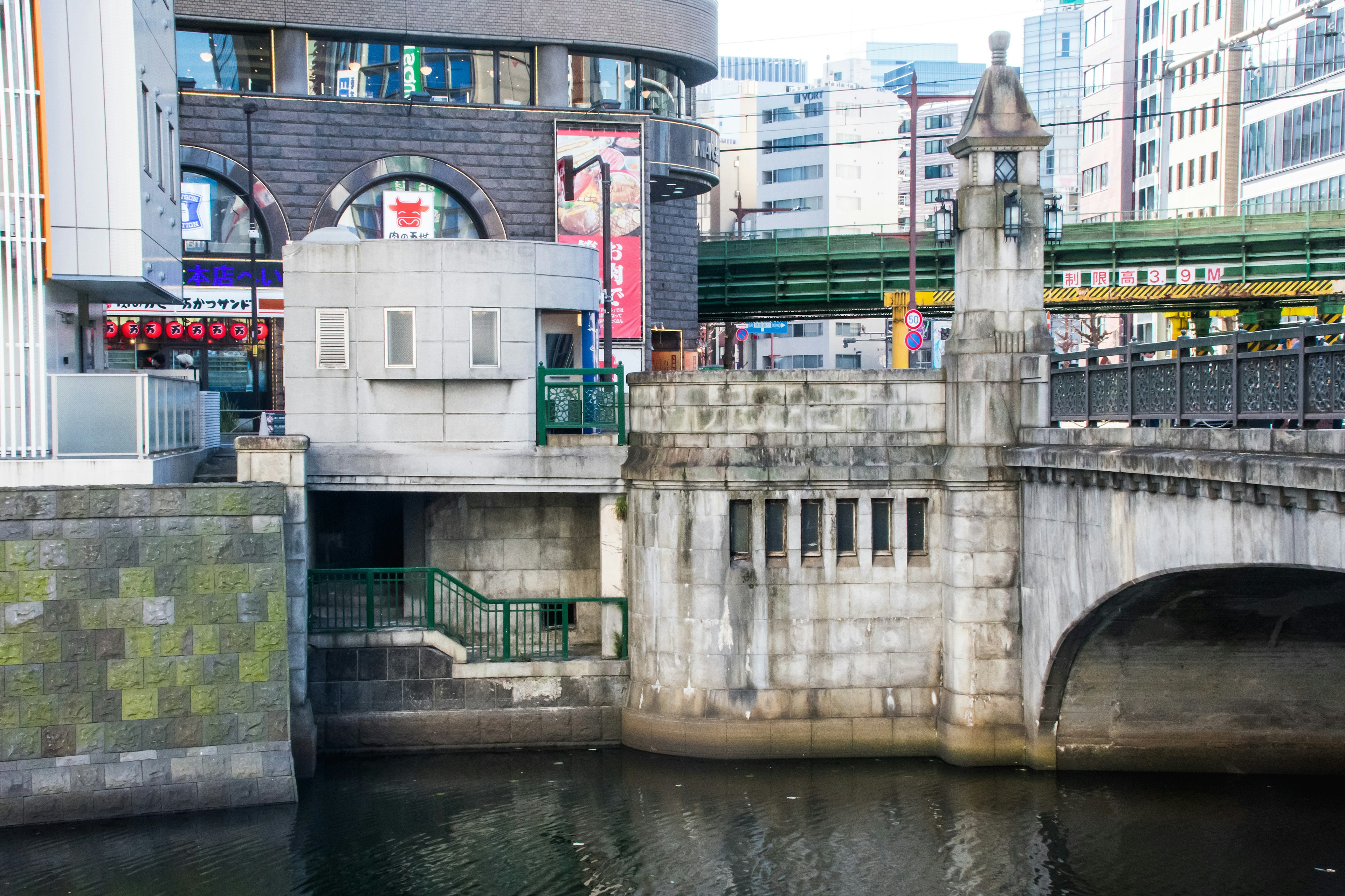 近代的な建物と歴史的な橋が見える街の景観