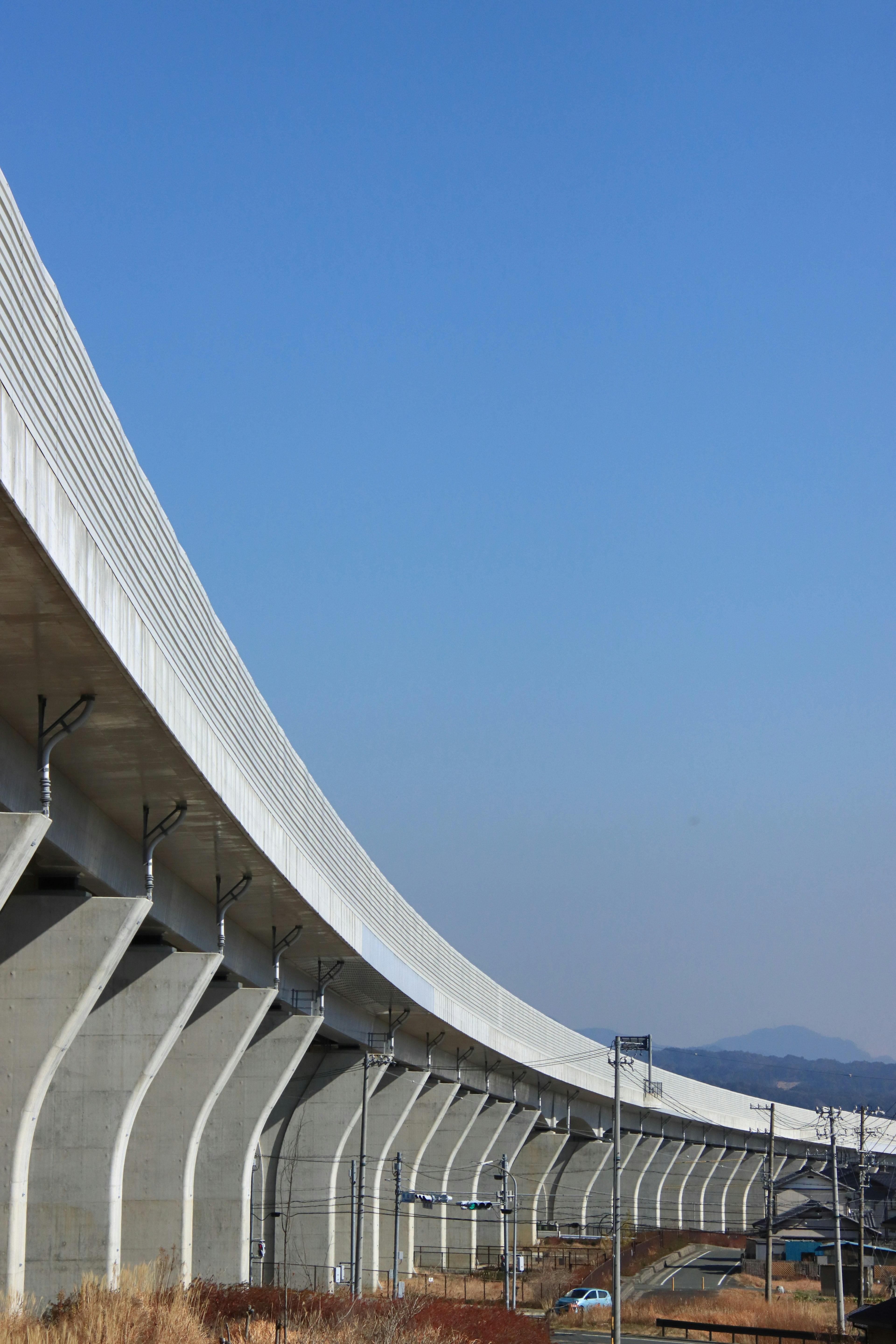 Estructura de puente blanco curvado contra un cielo azul