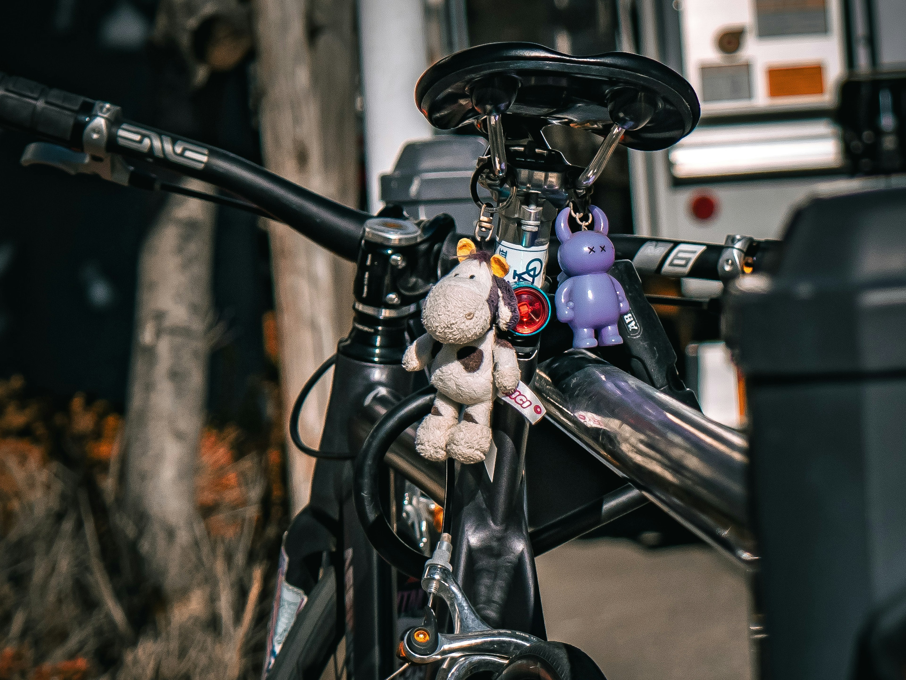 Llavero de peluche lindo colgando del manillar de una bicicleta