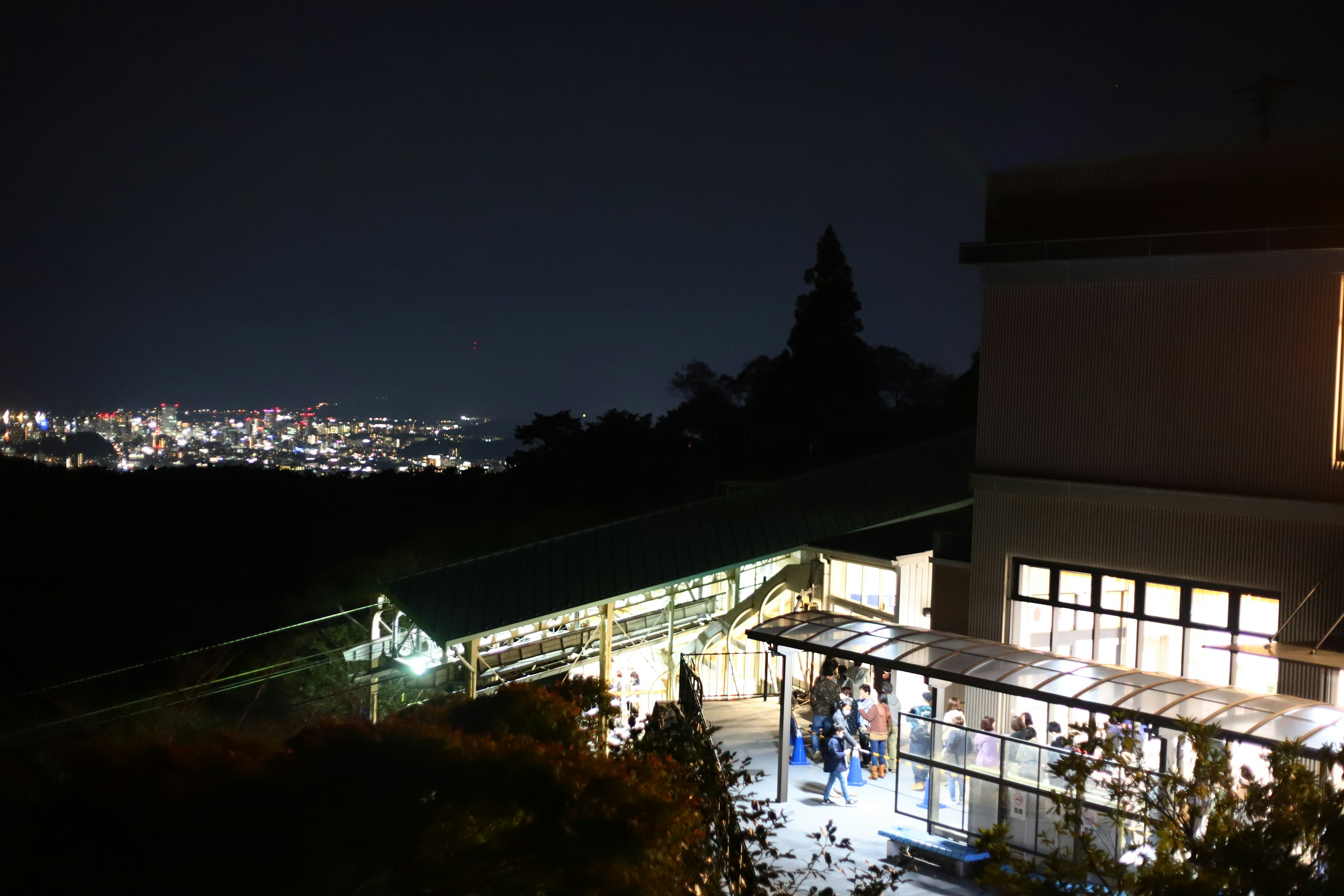 夜景を背景にした建物と人々の集まり