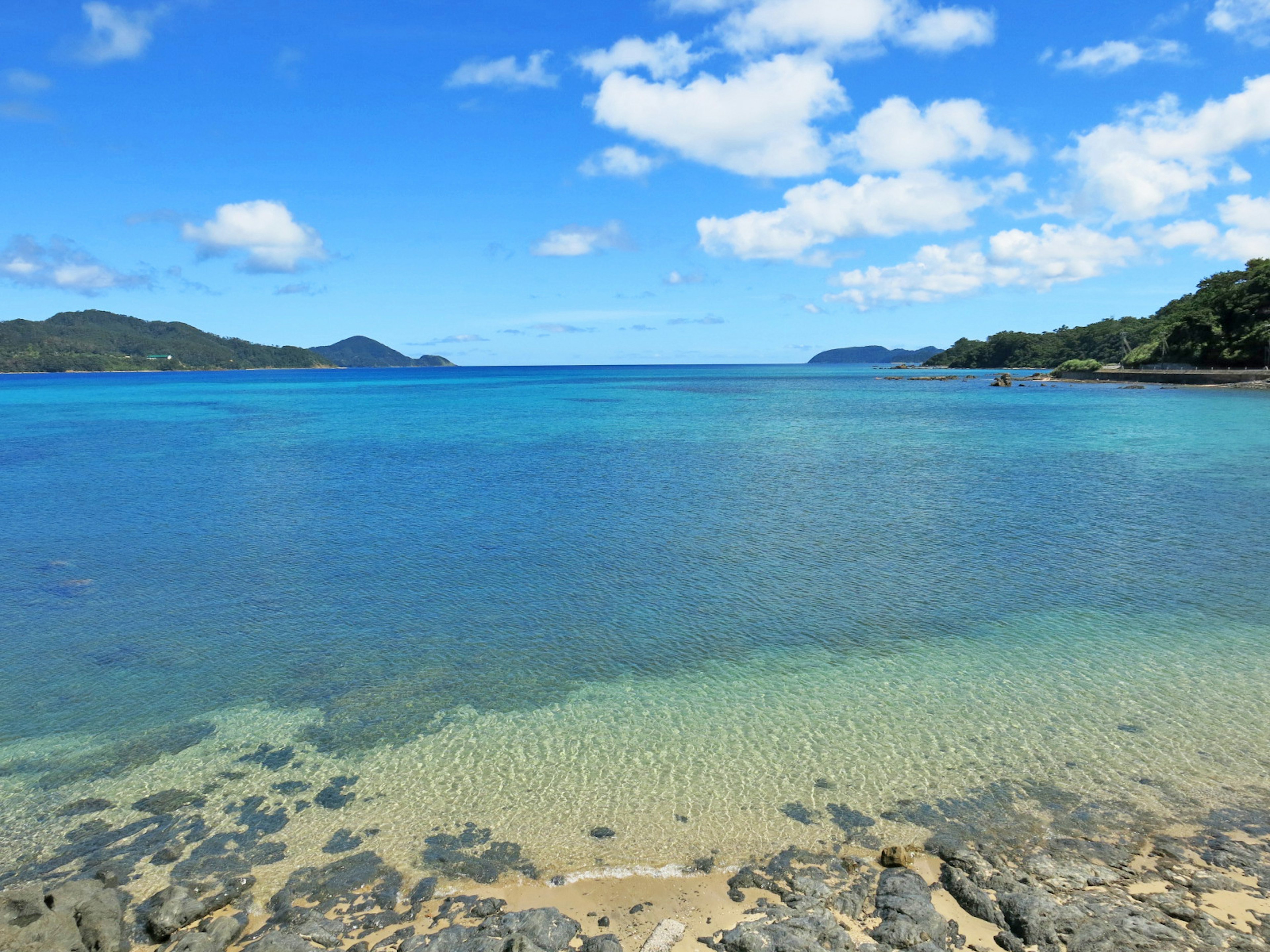 Bella vista dell'oceano blu e del cielo sulla spiaggia