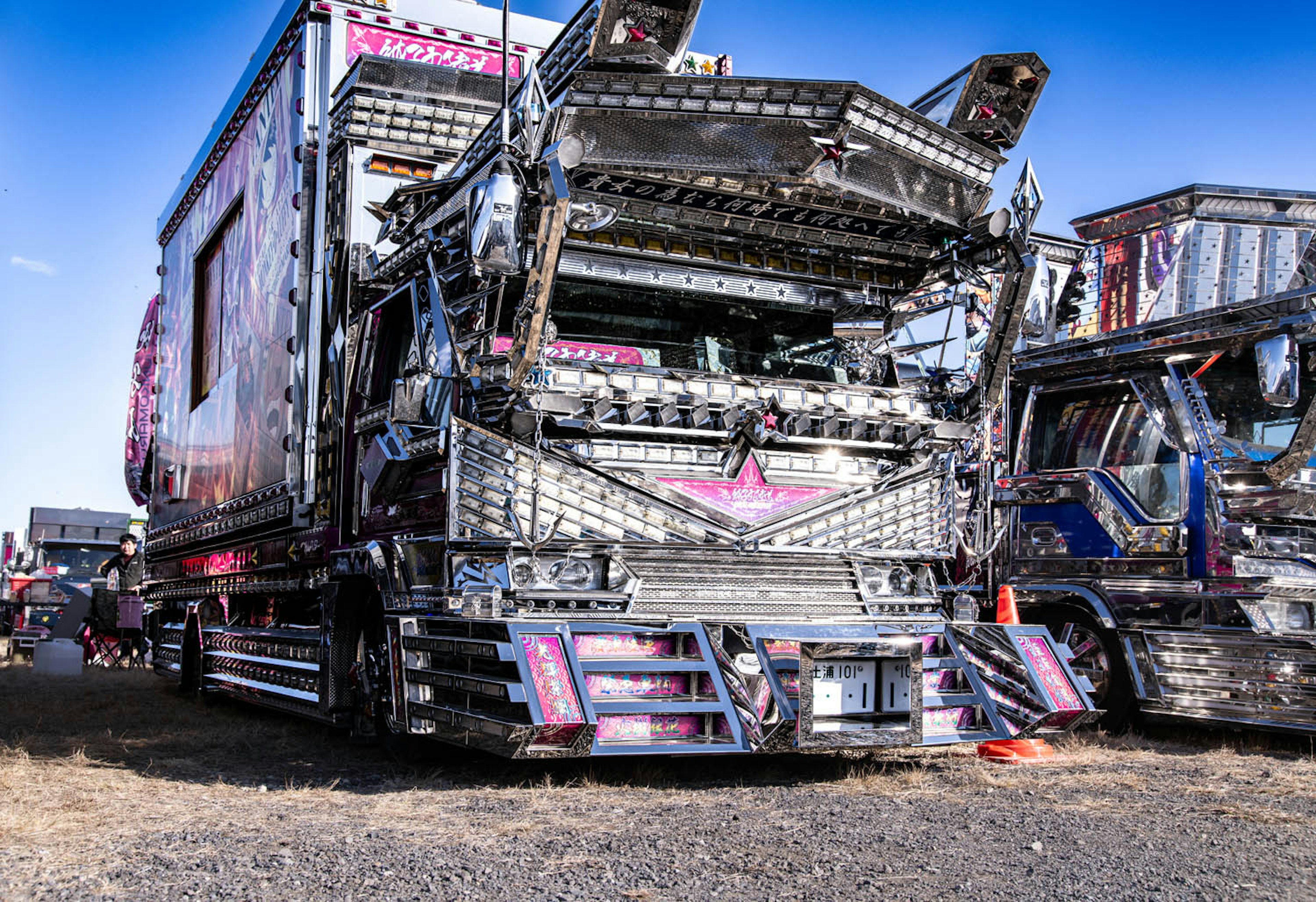 Un camion decorato a un evento di veicoli che mostra design unici