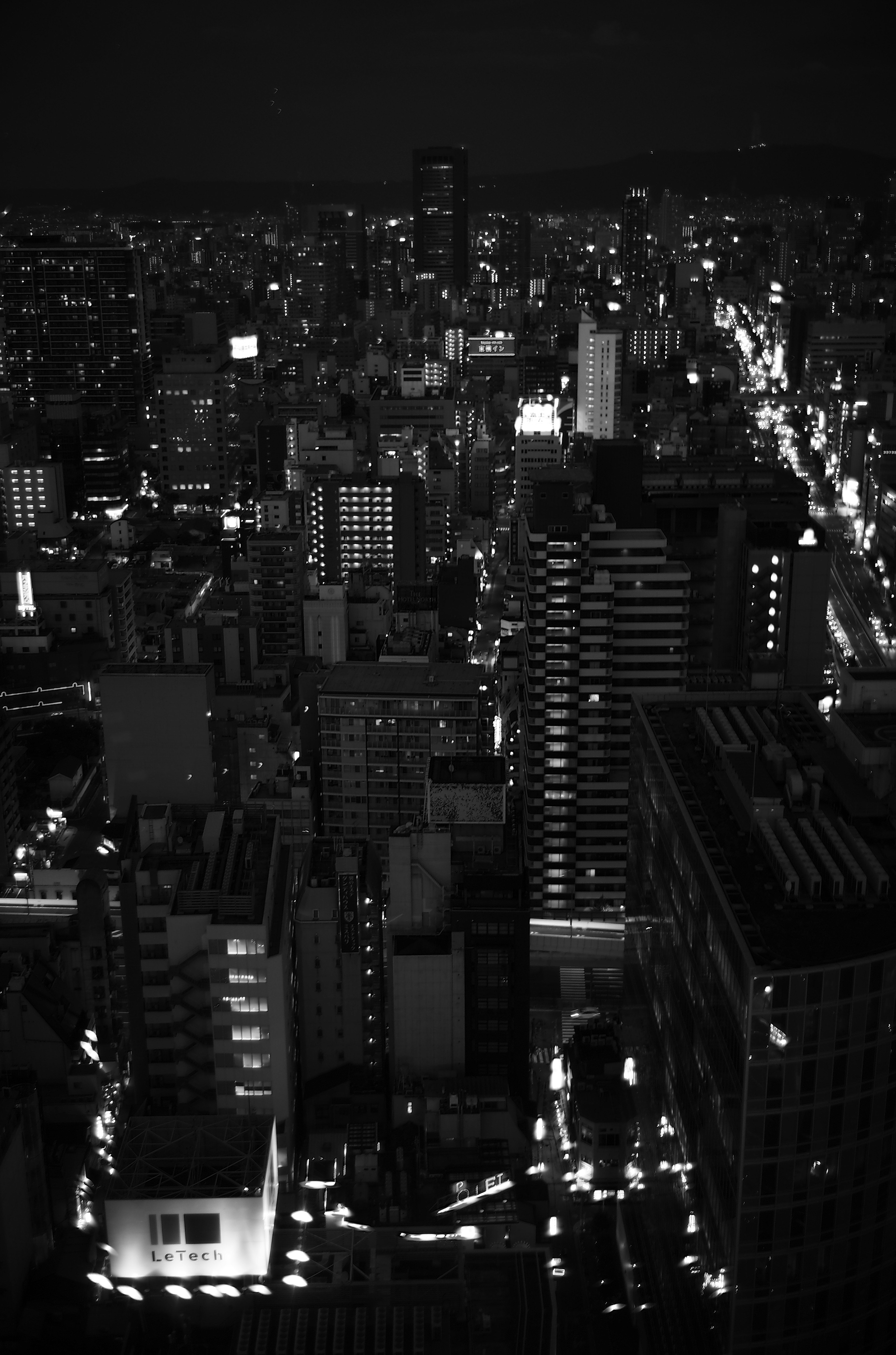 Paysage urbain nocturne avec gratte-ciels et lumières de la ville