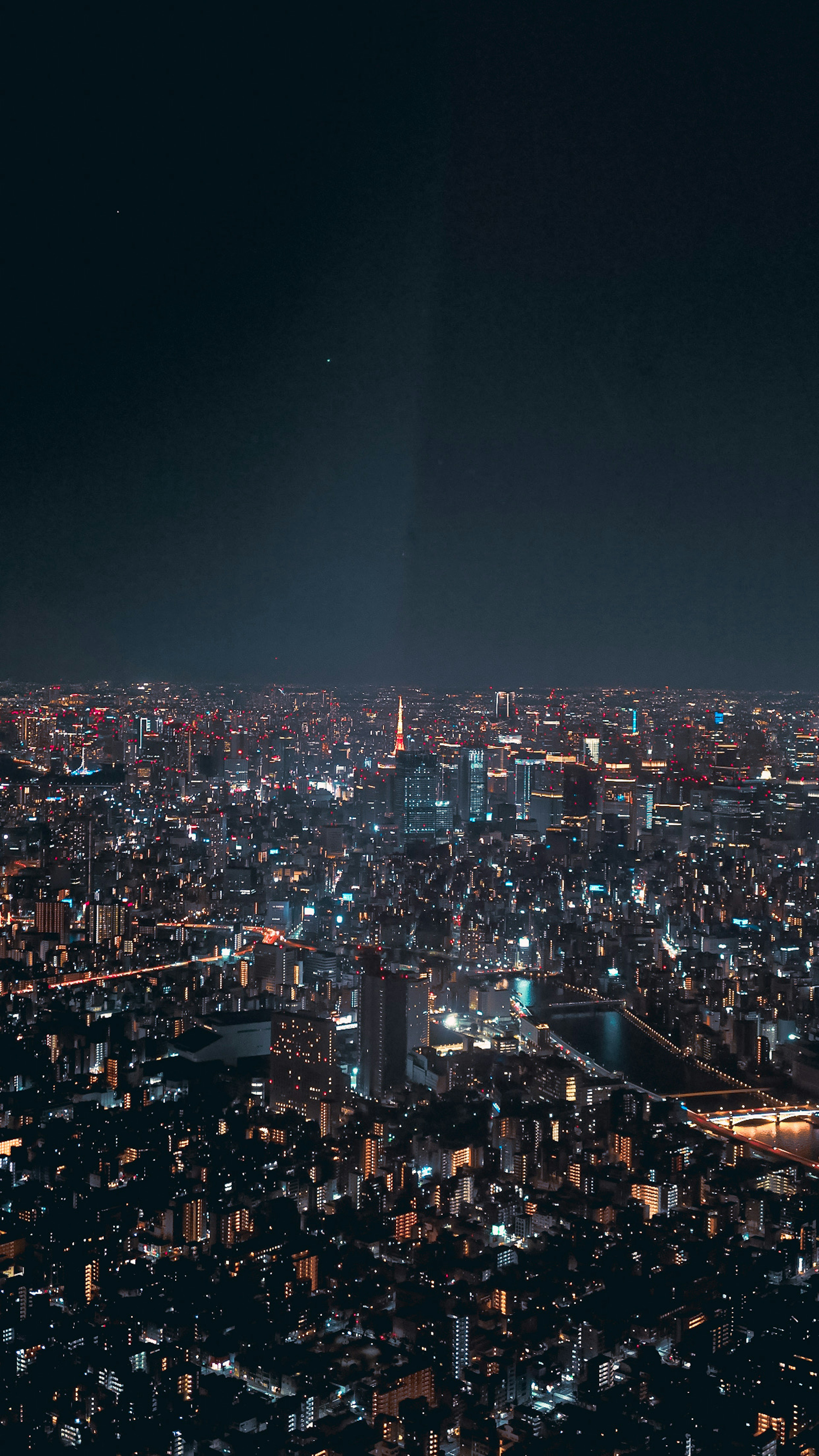 Vista panoramica di una città di notte con luci di strada luminose e grattacieli