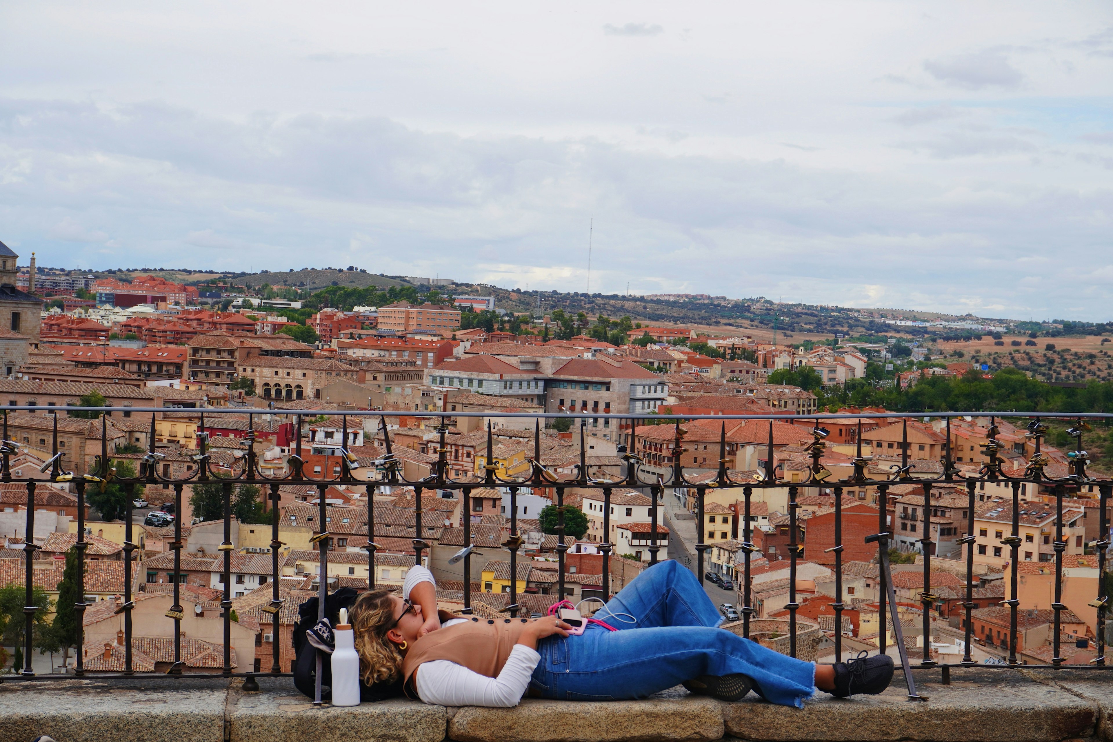 Une femme se détendant sur un rebord avec une vue sur la ville en arrière-plan