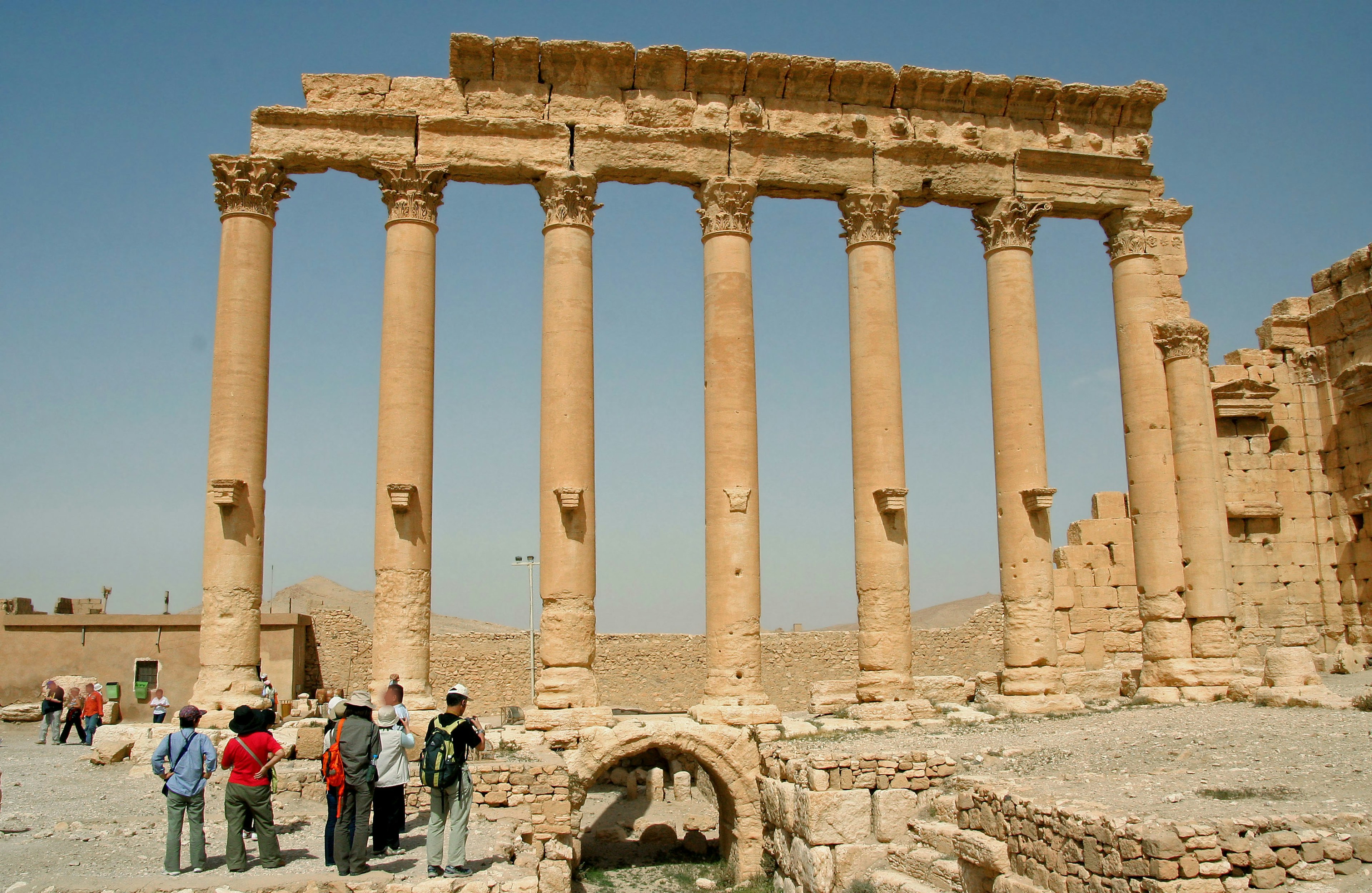 古代の遺跡バールベックの柱廊に観光客が集まっている風景