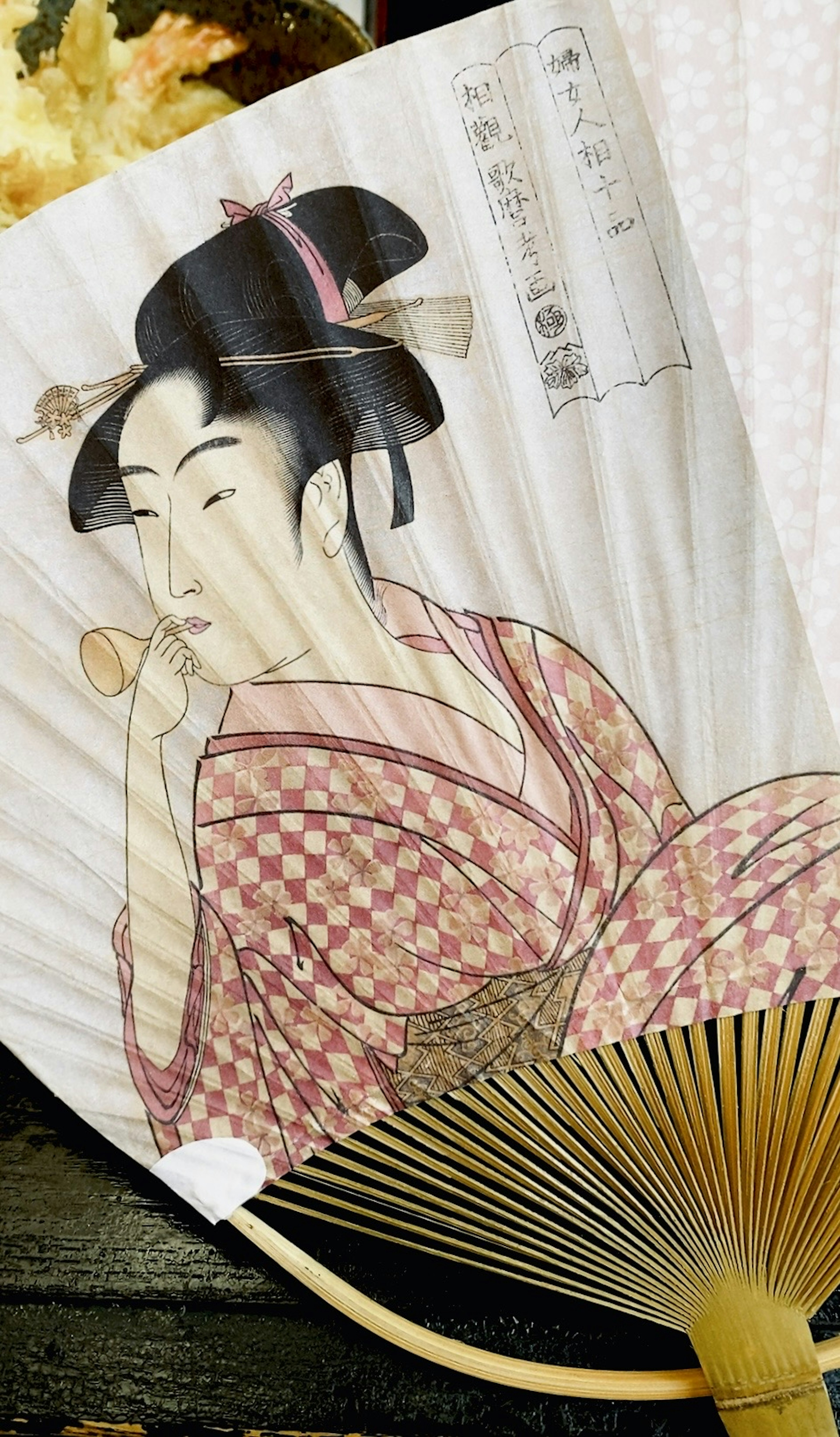 Ilustración de una mujer en un hermoso abanico japonés