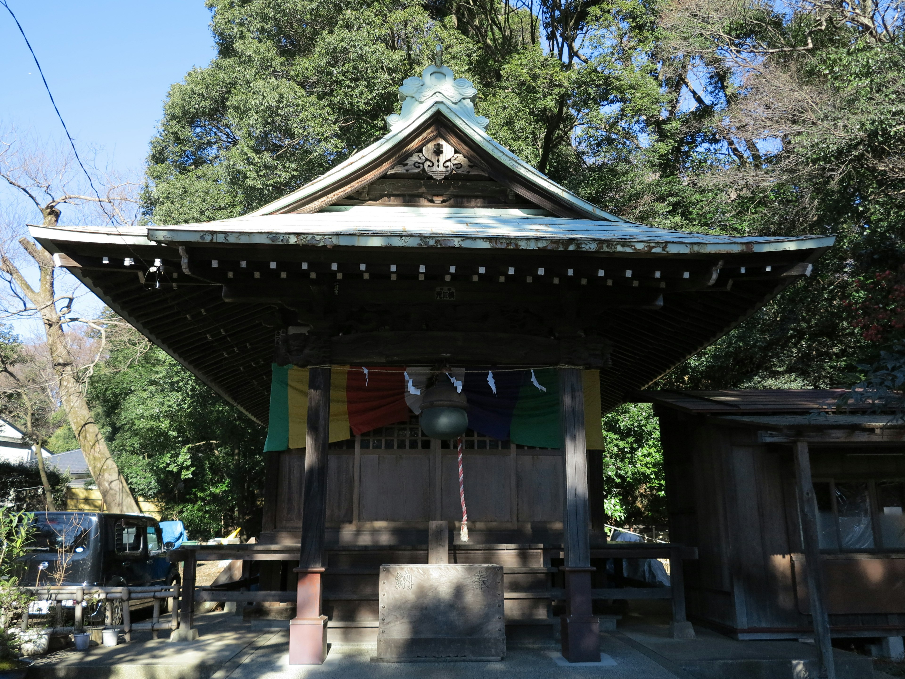 木々に囲まれた伝統的な神社の建物