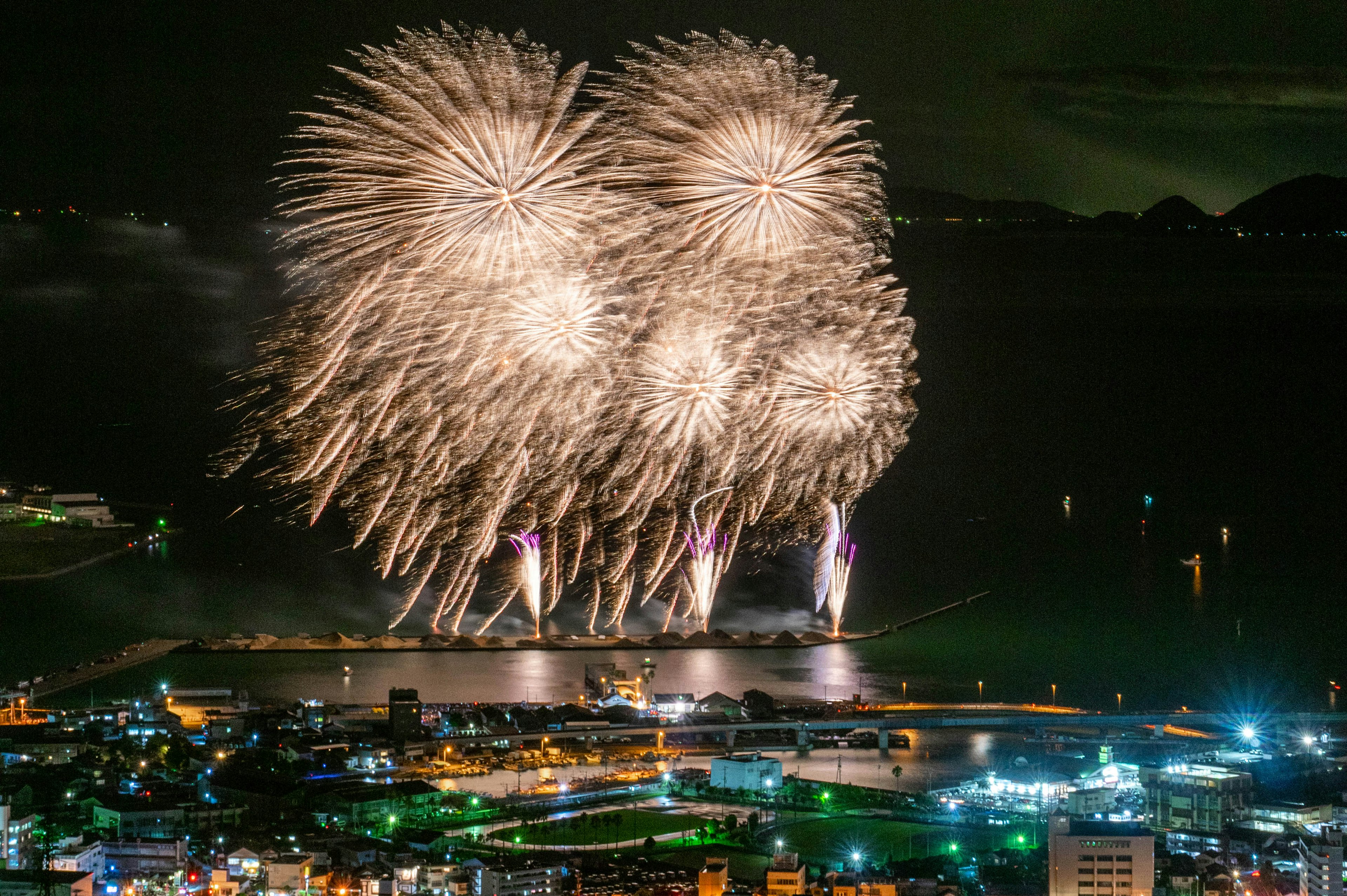 Una vista spettacolare di grandi fuochi d'artificio che esplodono nel cielo notturno