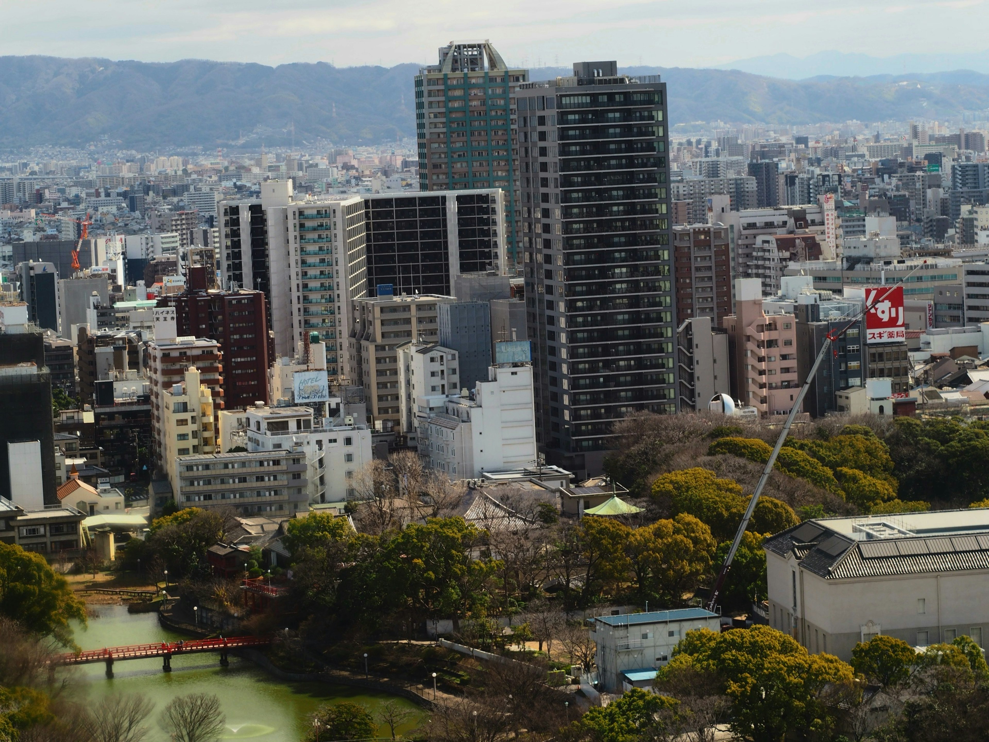 Vue urbaine avec des gratte-ciels et un parc verdoyant