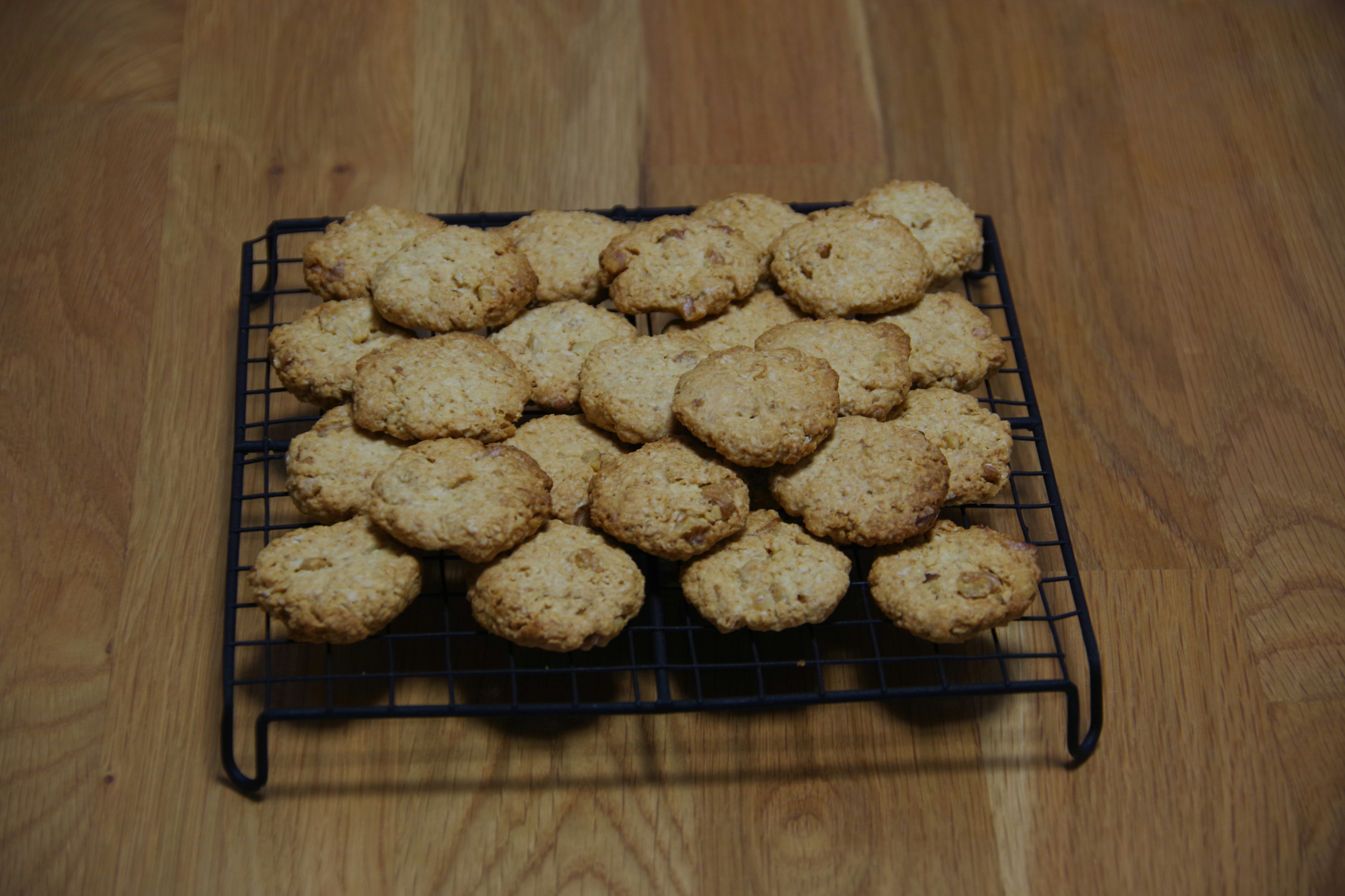 Biscotti appena sfornati disposti su una griglia di raffreddamento