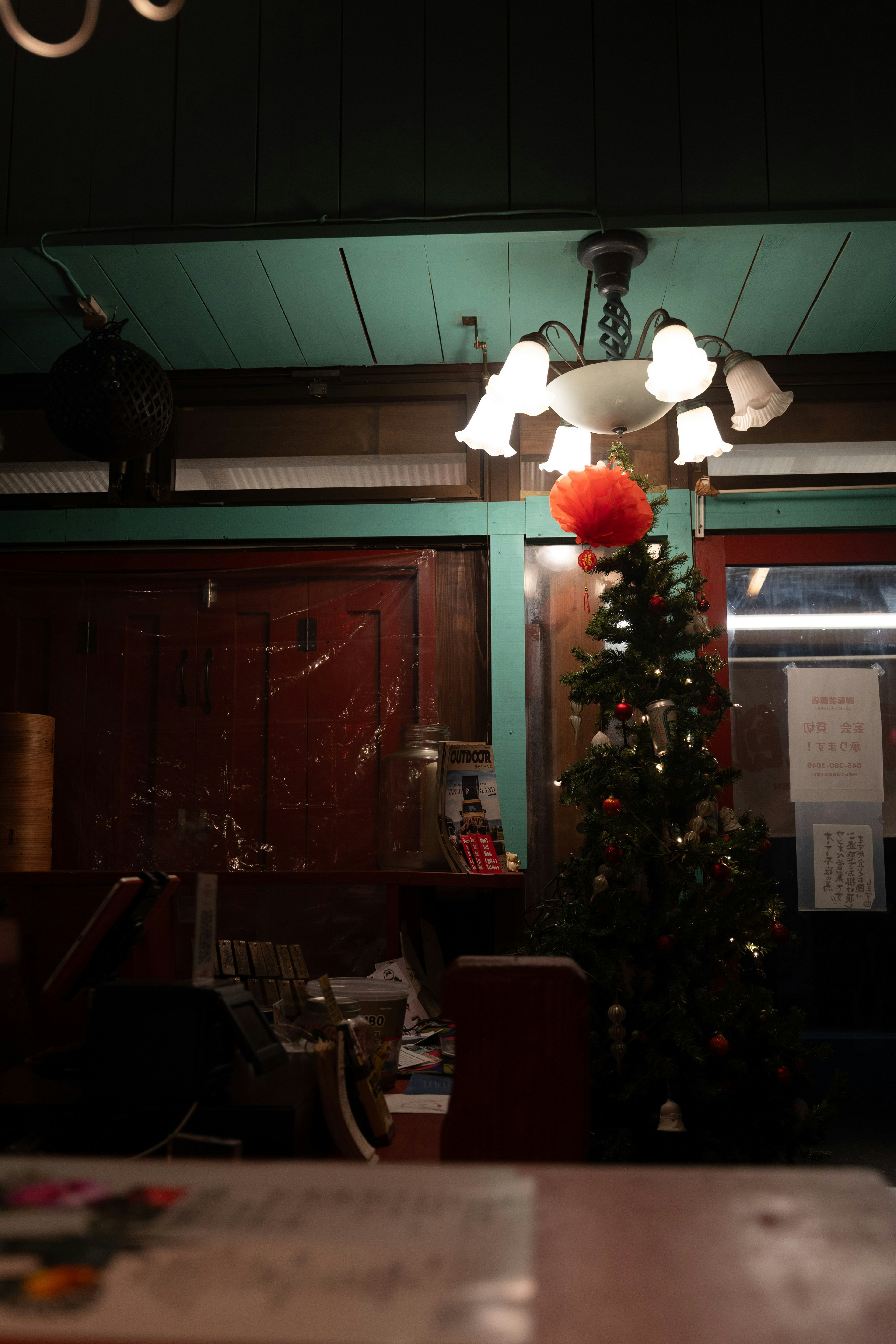 Escena interior acogedora con un árbol de Navidad y luz cálida