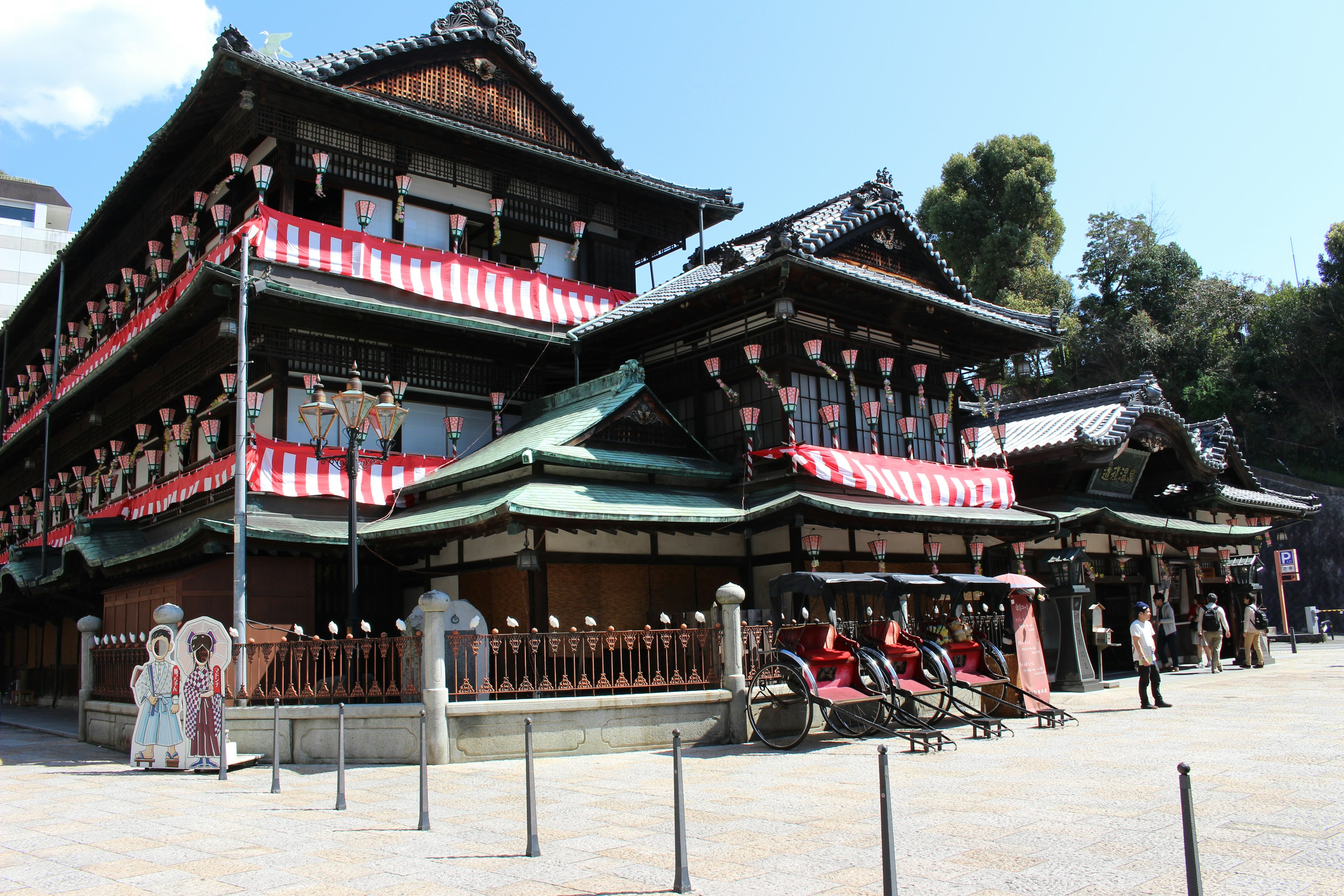 Arquitectura japonesa tradicional con personas reunidas afuera