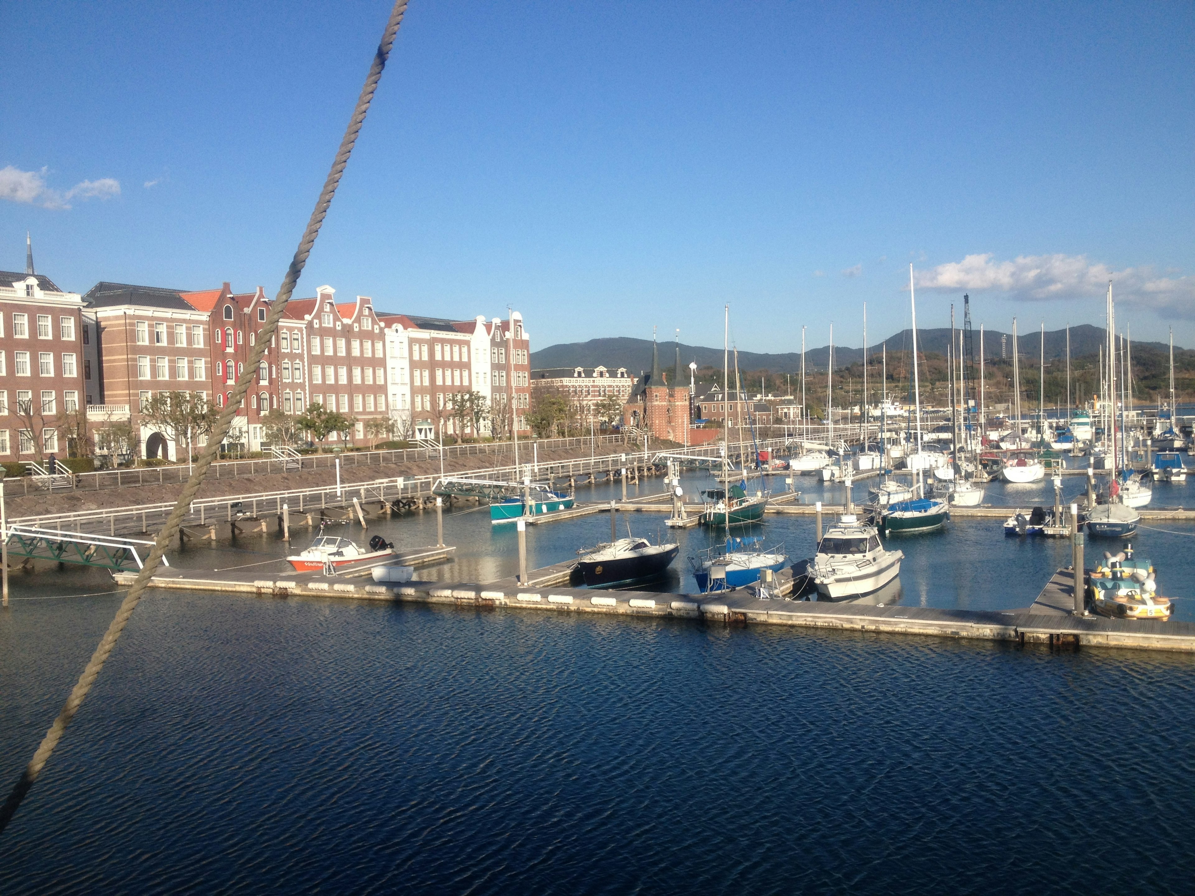 Marina mit festgemachten Yachten und klarem blauen Himmel