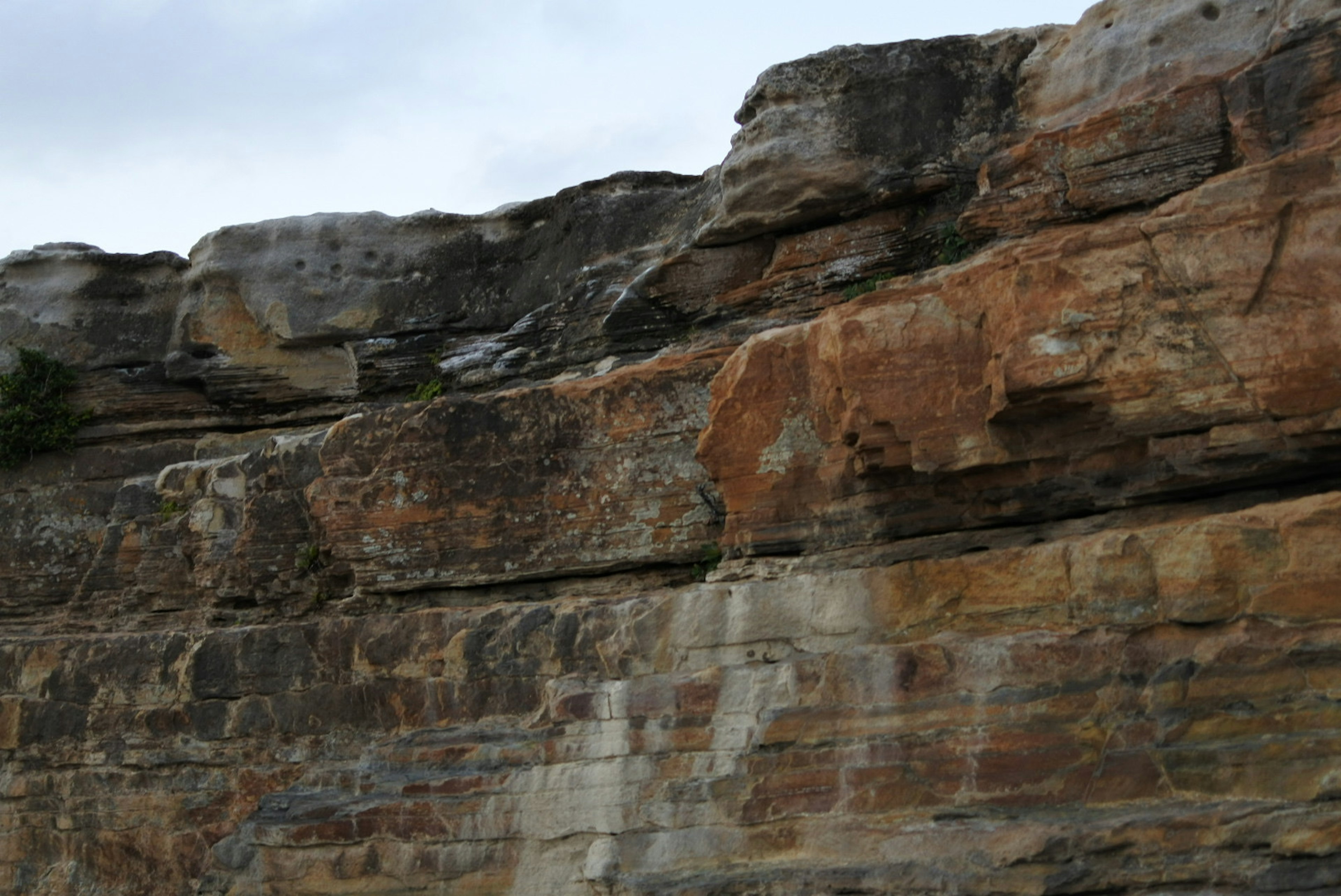 Pemandangan menunjukkan lapisan batu dan fitur geologis