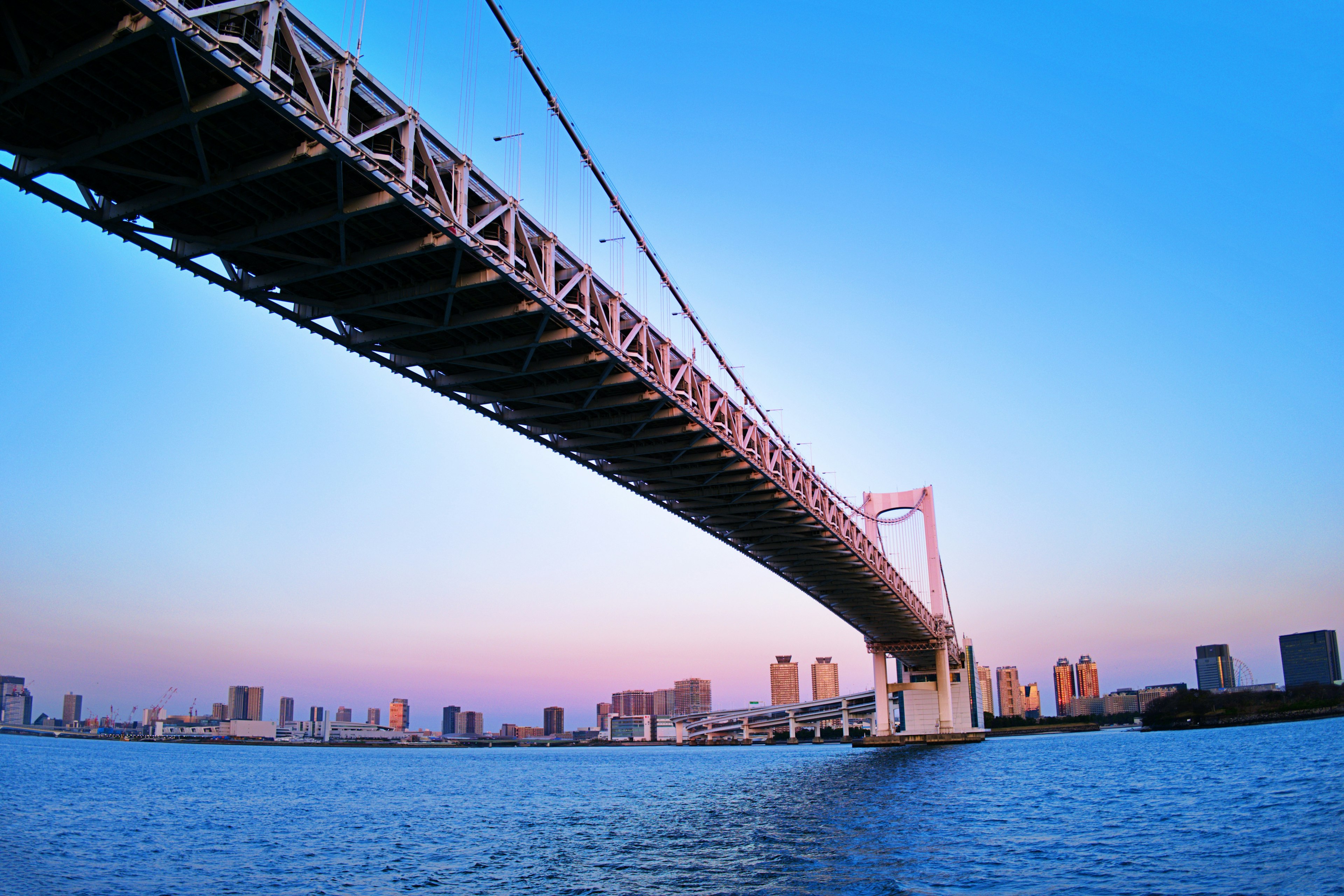 レインボーブリッジの美しい夕焼けの下の景色