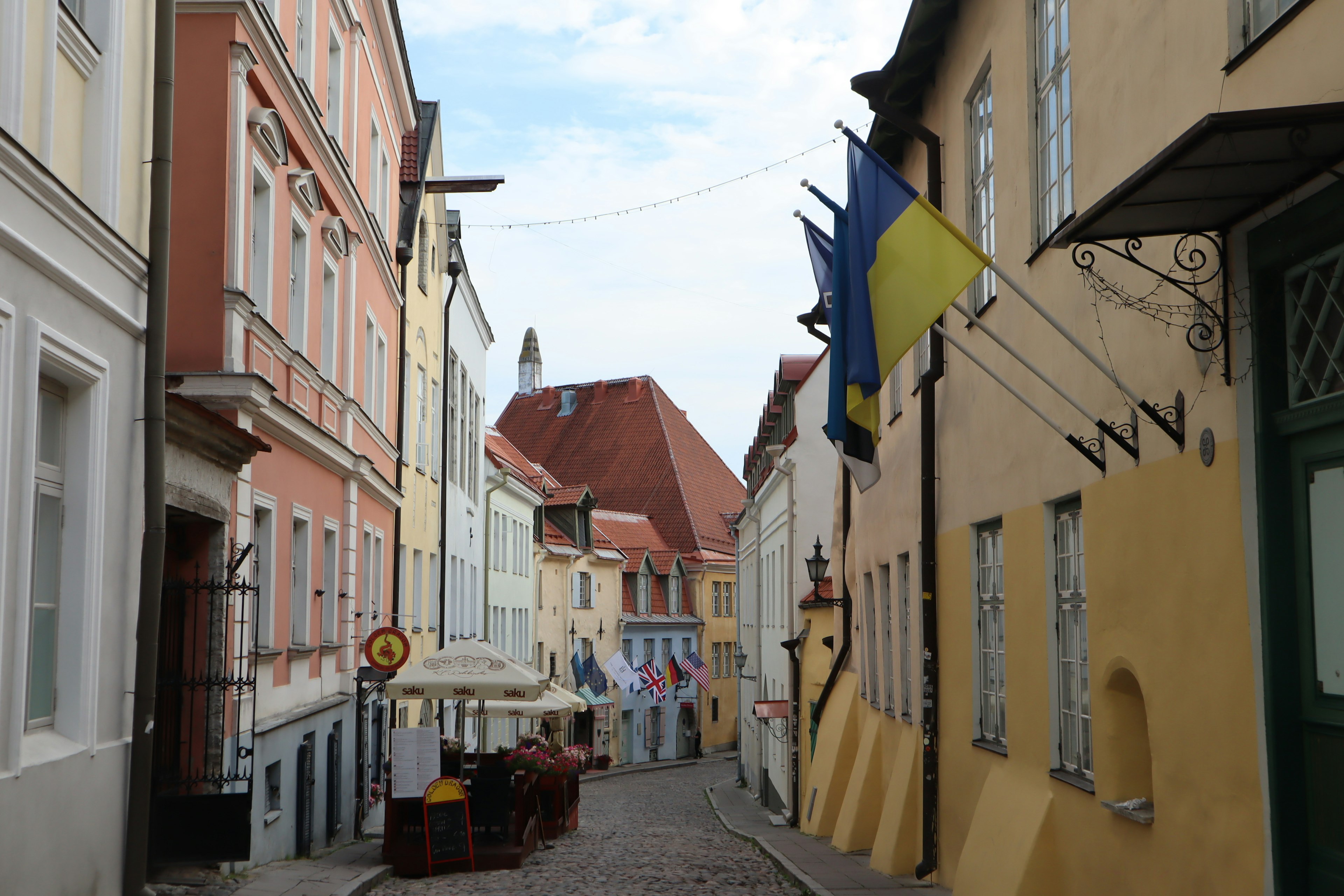 Enge Straße mit bunten Gebäuden und ukrainischen Fahnen