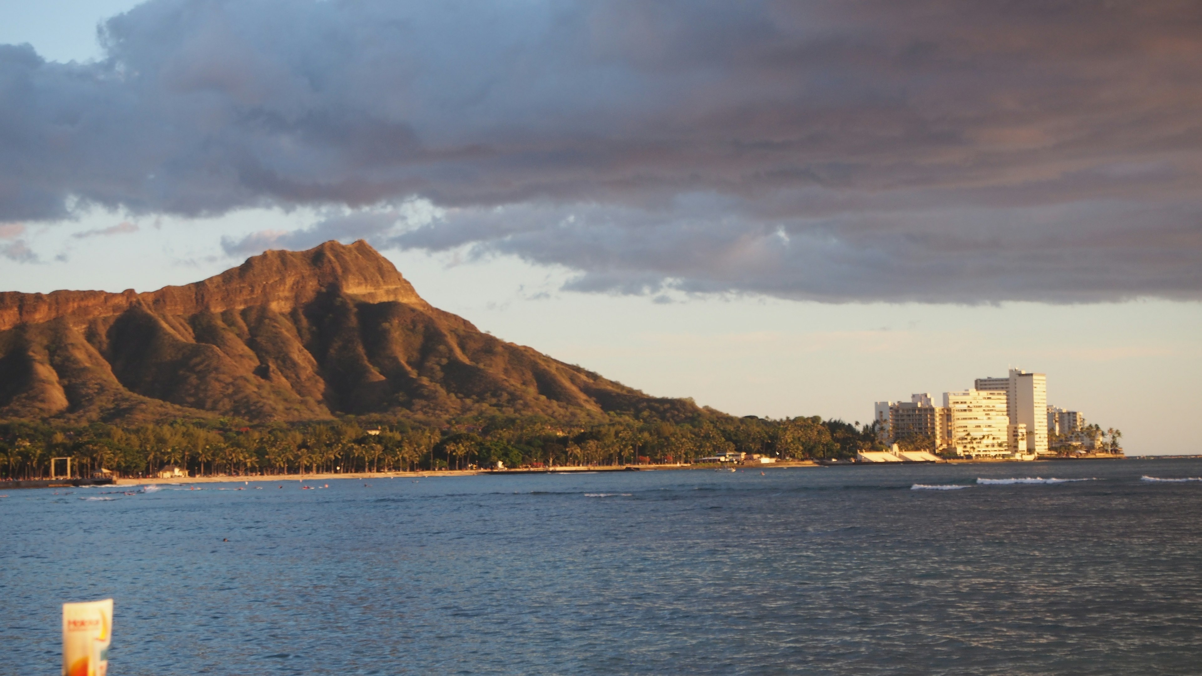 Malersicher Blick auf den Diamond Head und den Ozean bei Sonnenuntergang mit Wolken