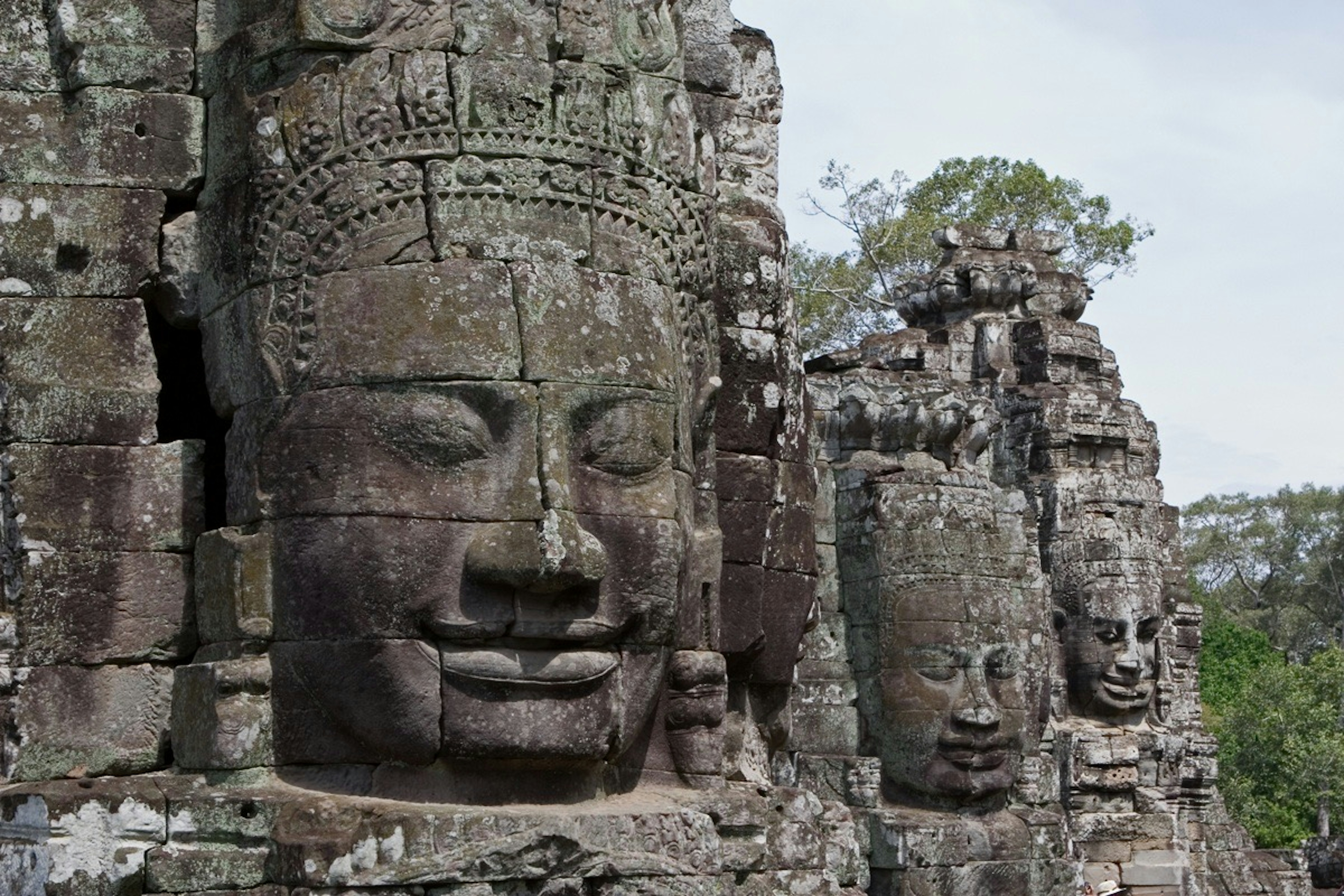 Sculptures de visages en pierre géants au temple Bayon d'Angkor Wat