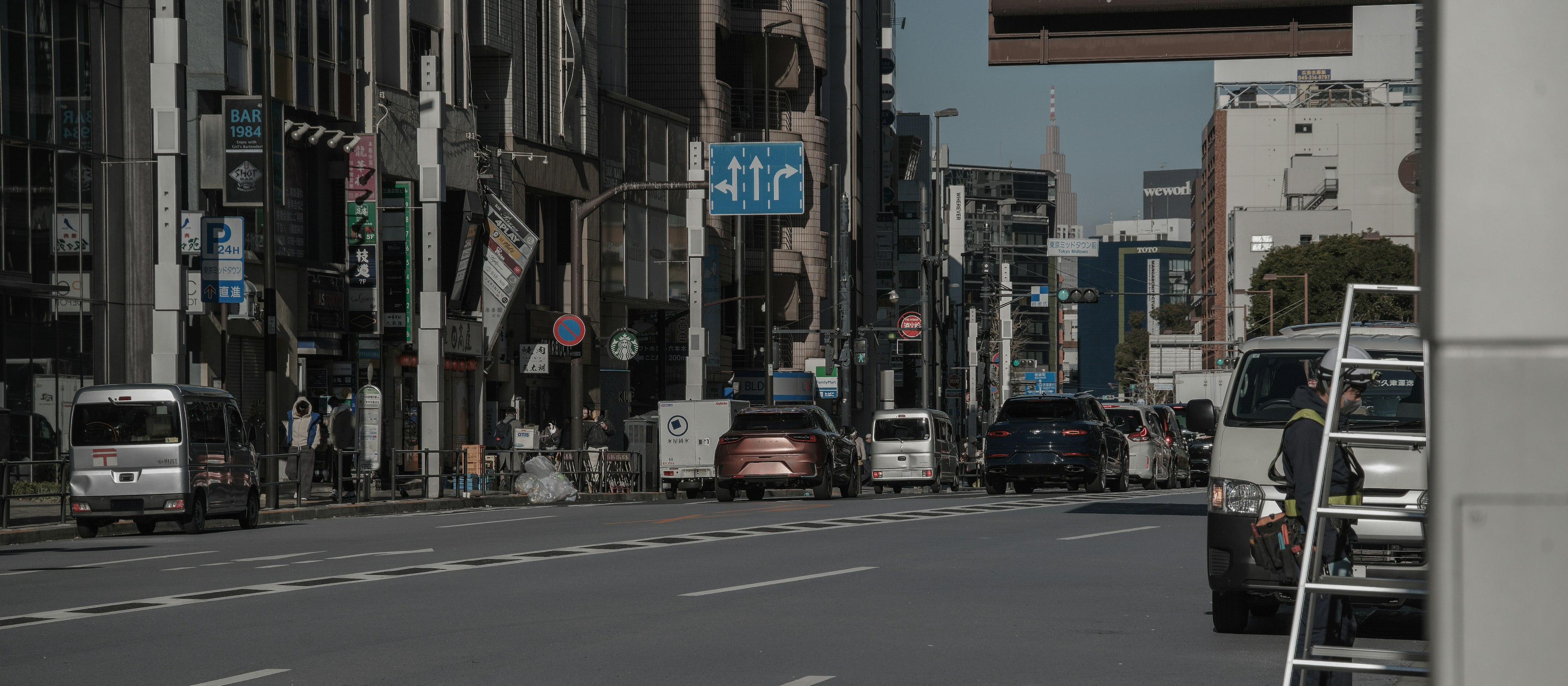 Scène de rue tranquille à Tokyo avec peu de véhicules et des immeubles élevés