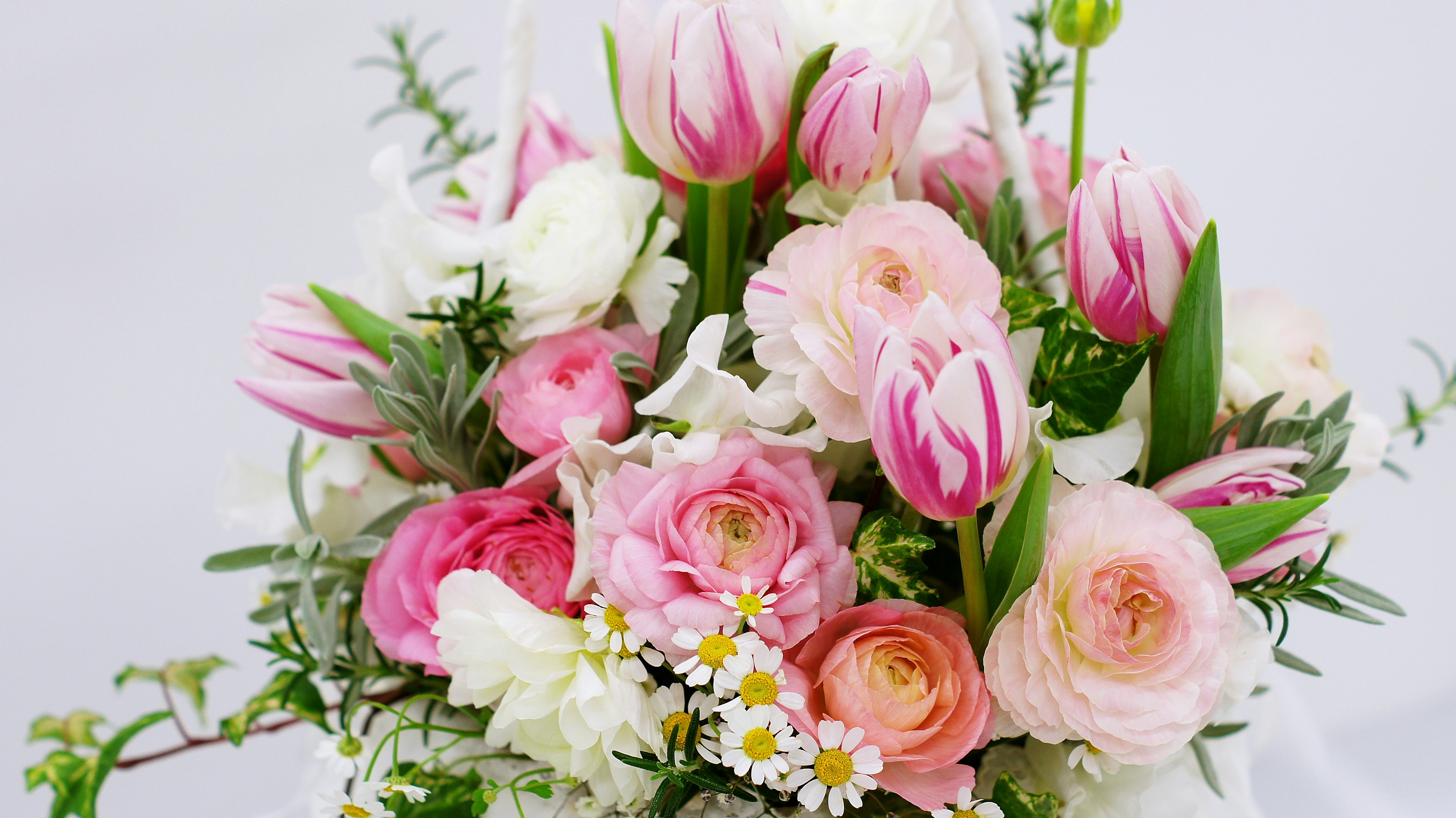 Schöner Frühlingsstrauß mit rosa Tulpen und Rosen