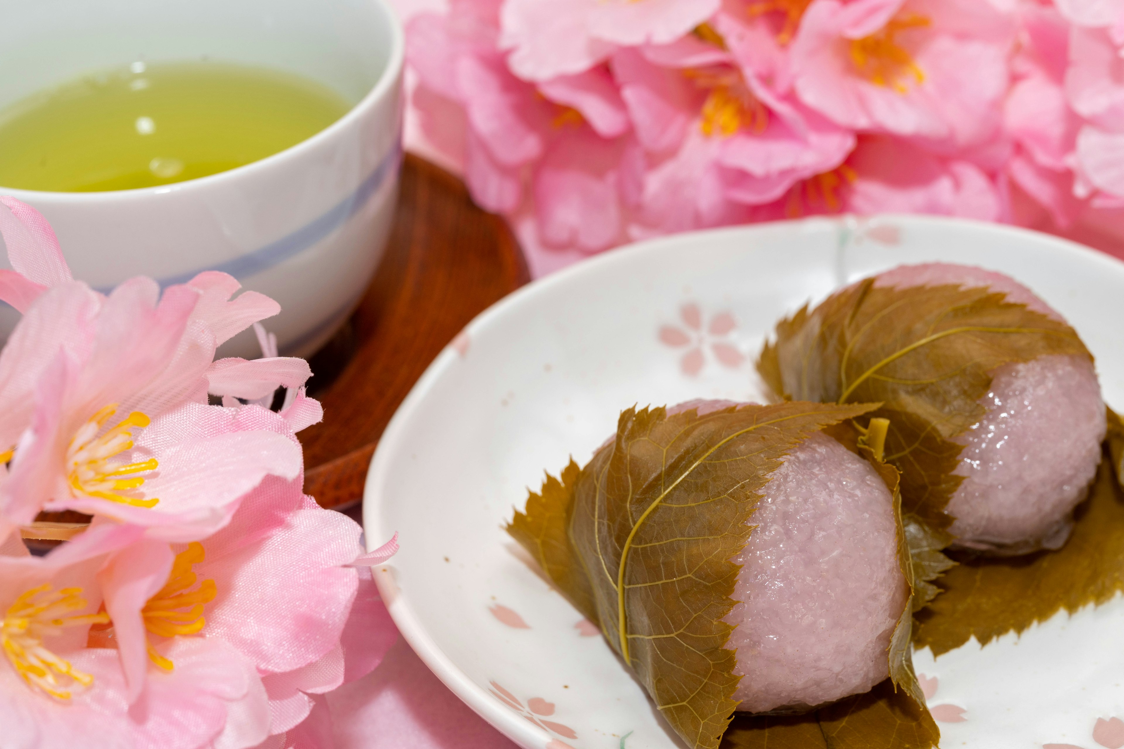 Dulces japoneses servidos con té verde y flores de cerezo