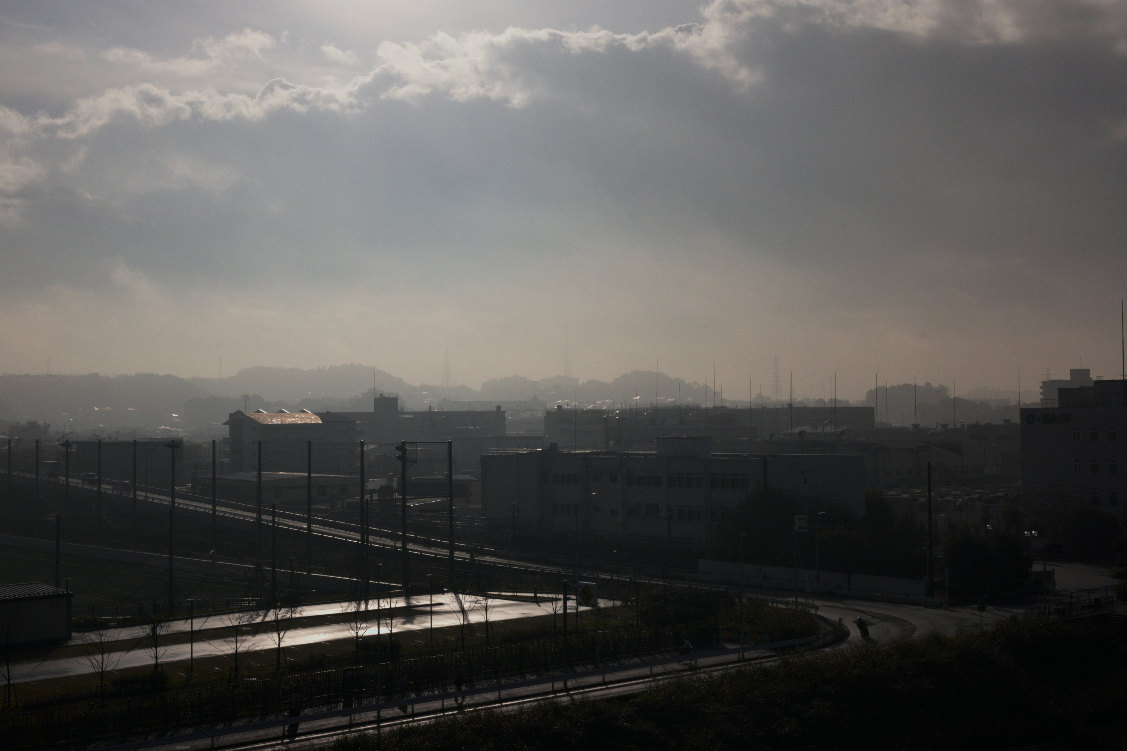 Landschaft eines Industriegebiets unter einem bewölkten Himmel