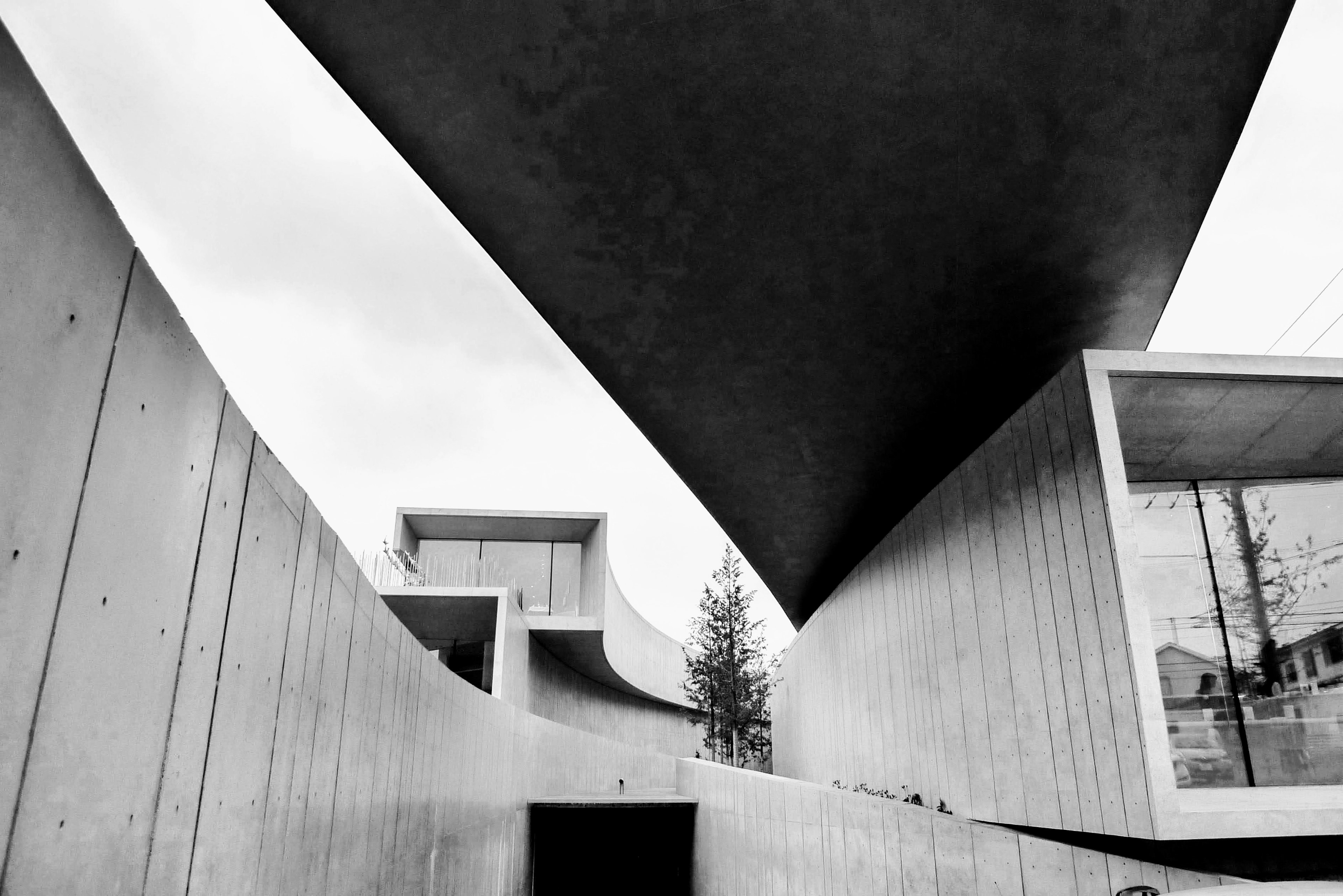 Interior de un edificio moderno de concreto con un diseño de techo único