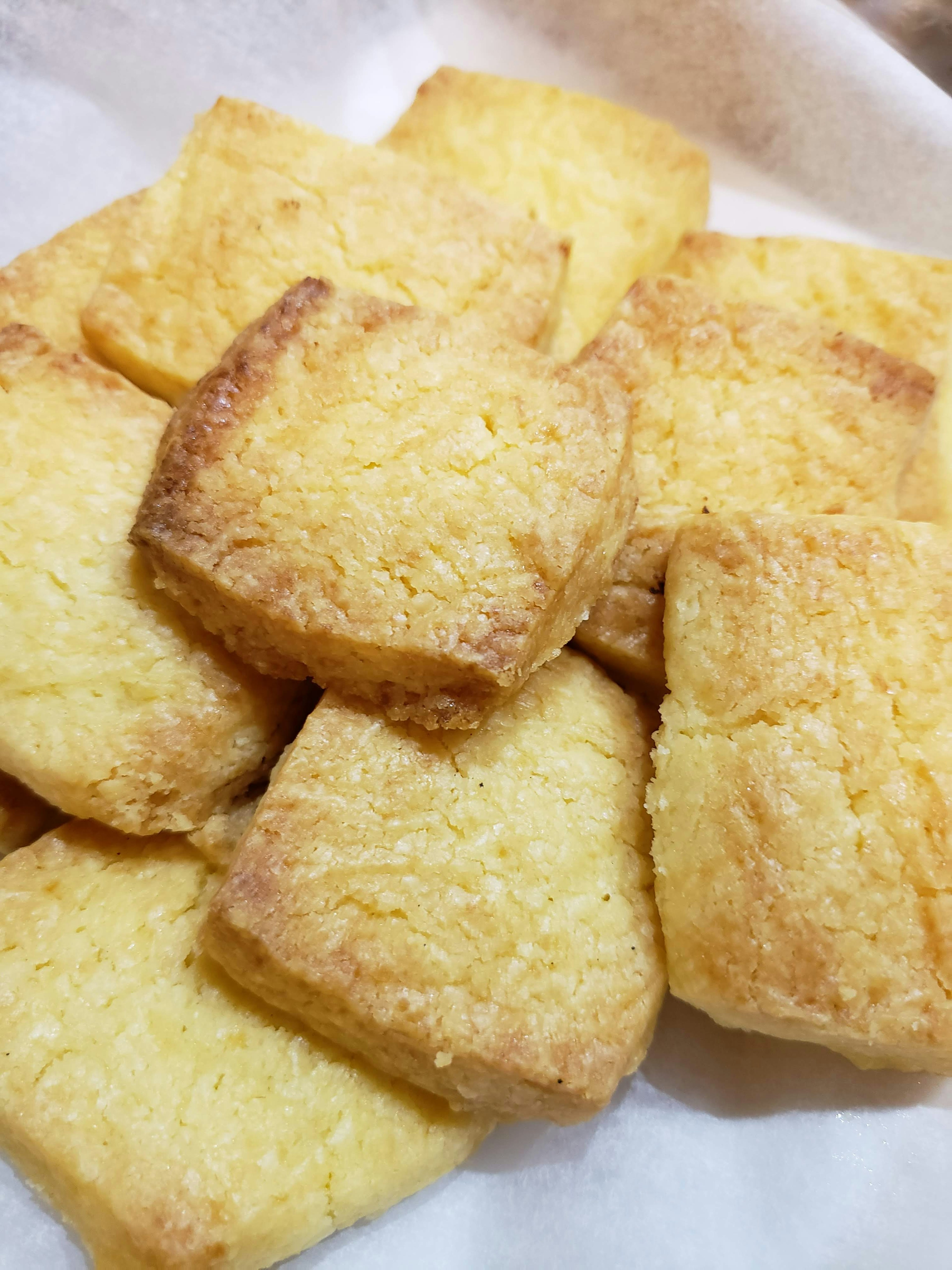 Galletas crujientes recién horneadas apiladas