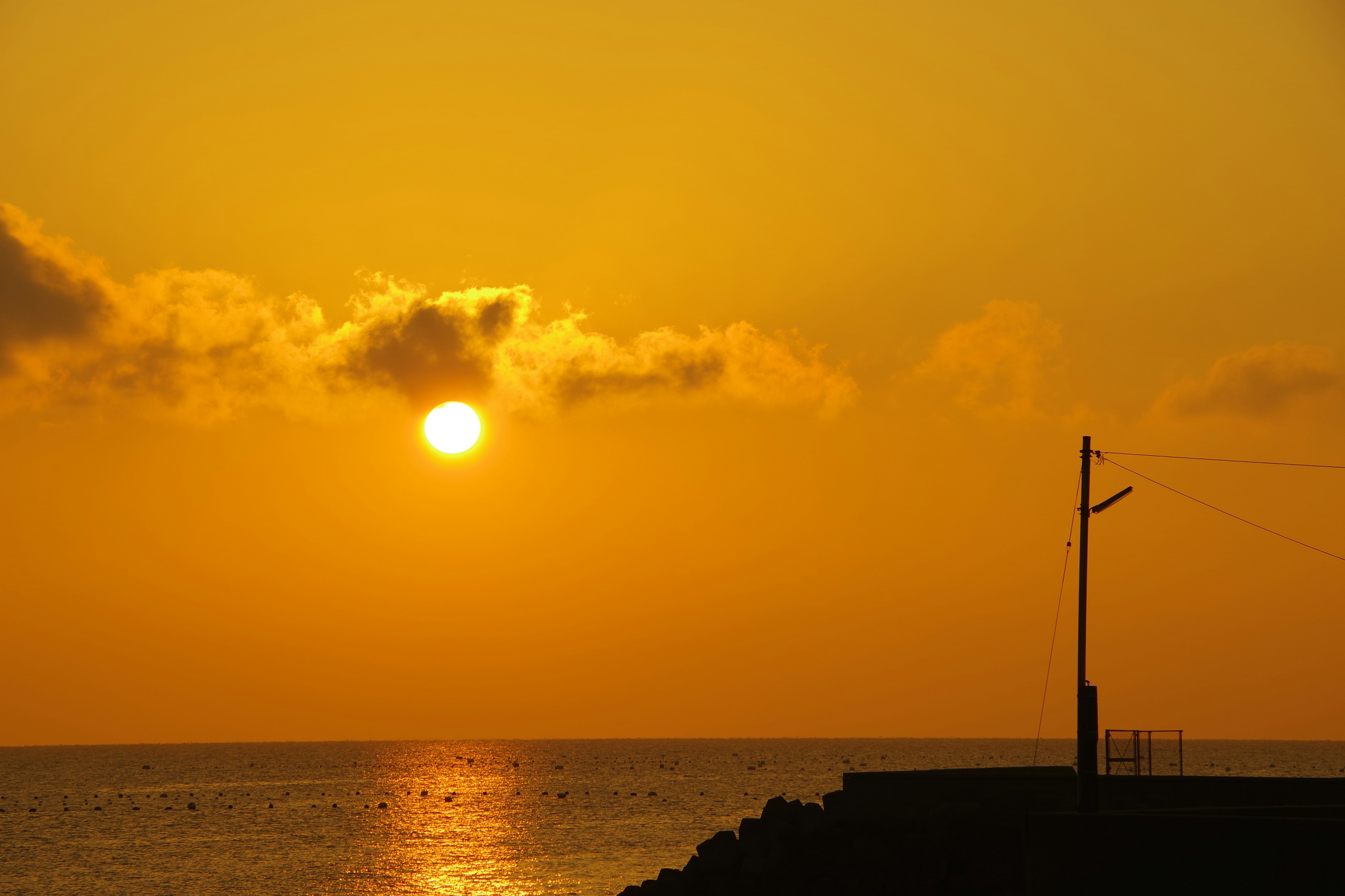 Magnifique coucher de soleil se reflétant sur l'océan