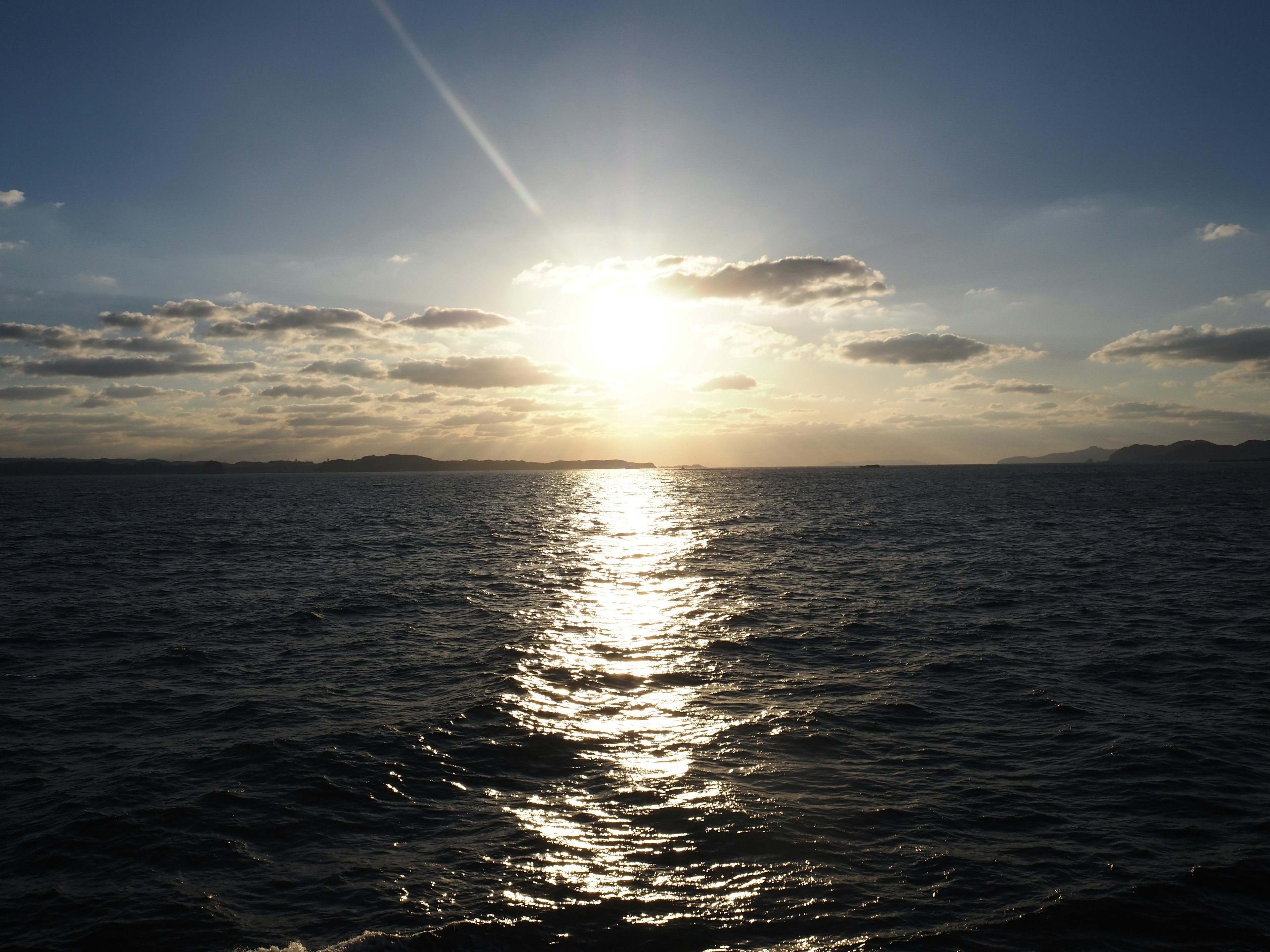 Malersiche Ansicht des Sonnenuntergangs über dem Ozean mit Wolken