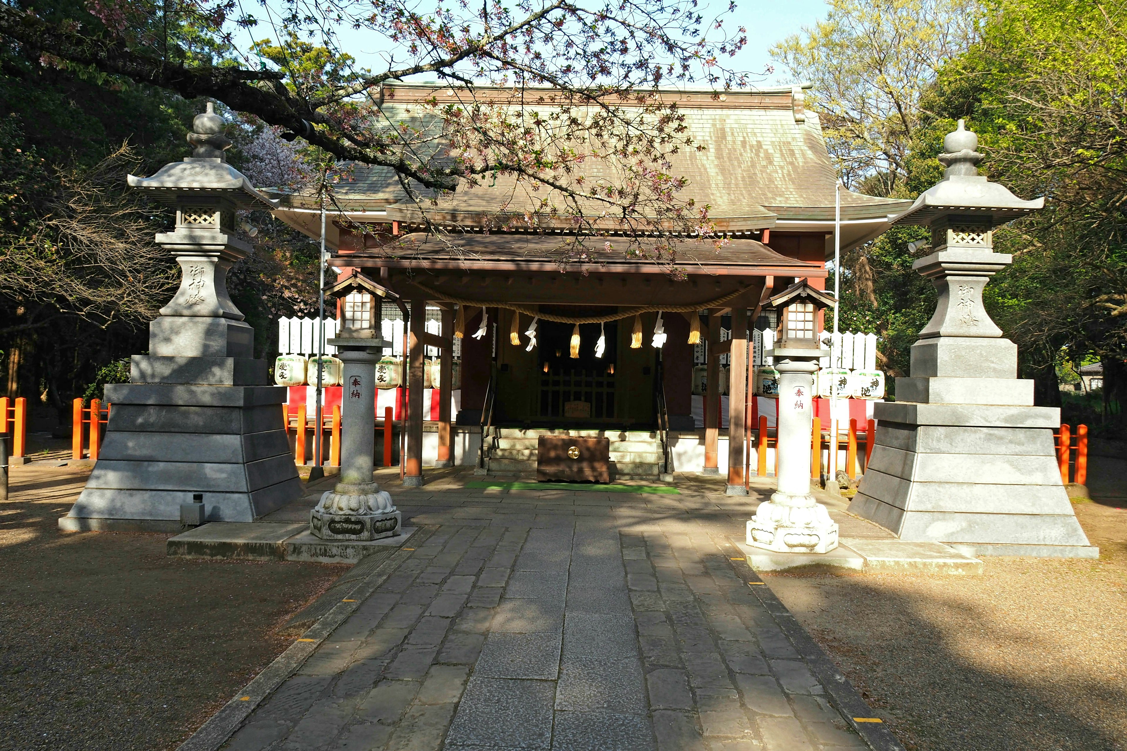 神社の入口の風景　石灯籠と木々に囲まれた歴史的な建物