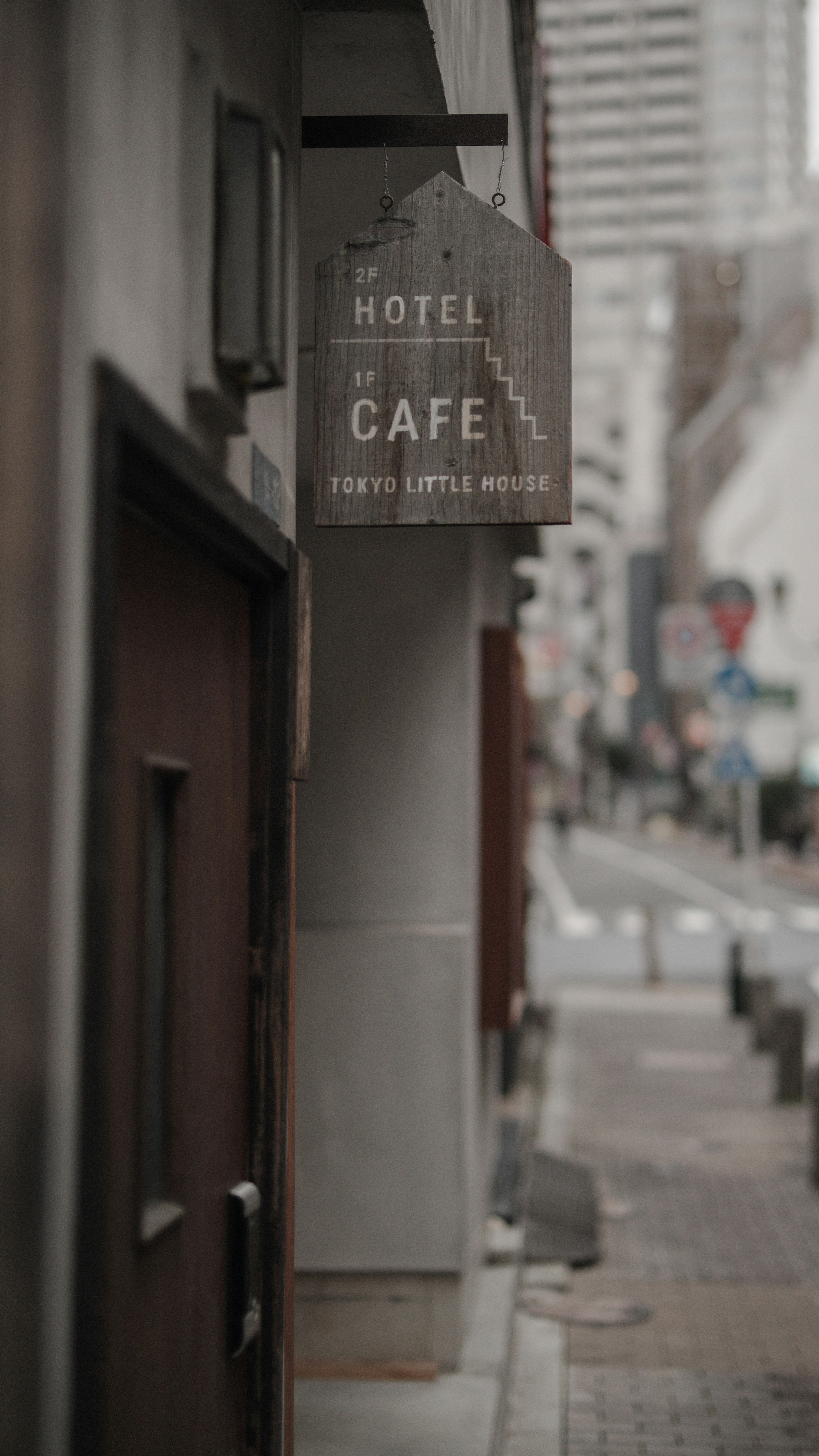 Straßenansicht mit einem Hotel- und Café-Schild